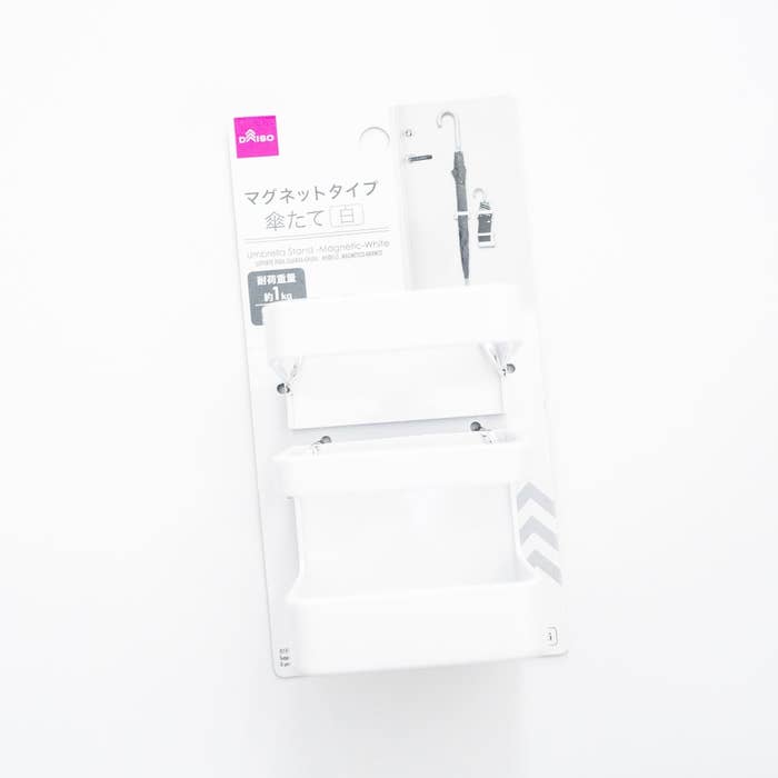 DAISO（ダイソー）の浮かせる傘立て「傘たて（マグネットタイプ、白）」