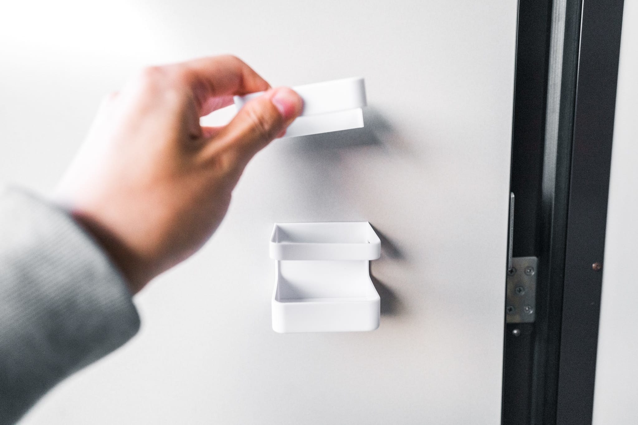 DAISO(ダイソー)の浮かせる傘立て「傘たて(マグネットタイプ、白)」