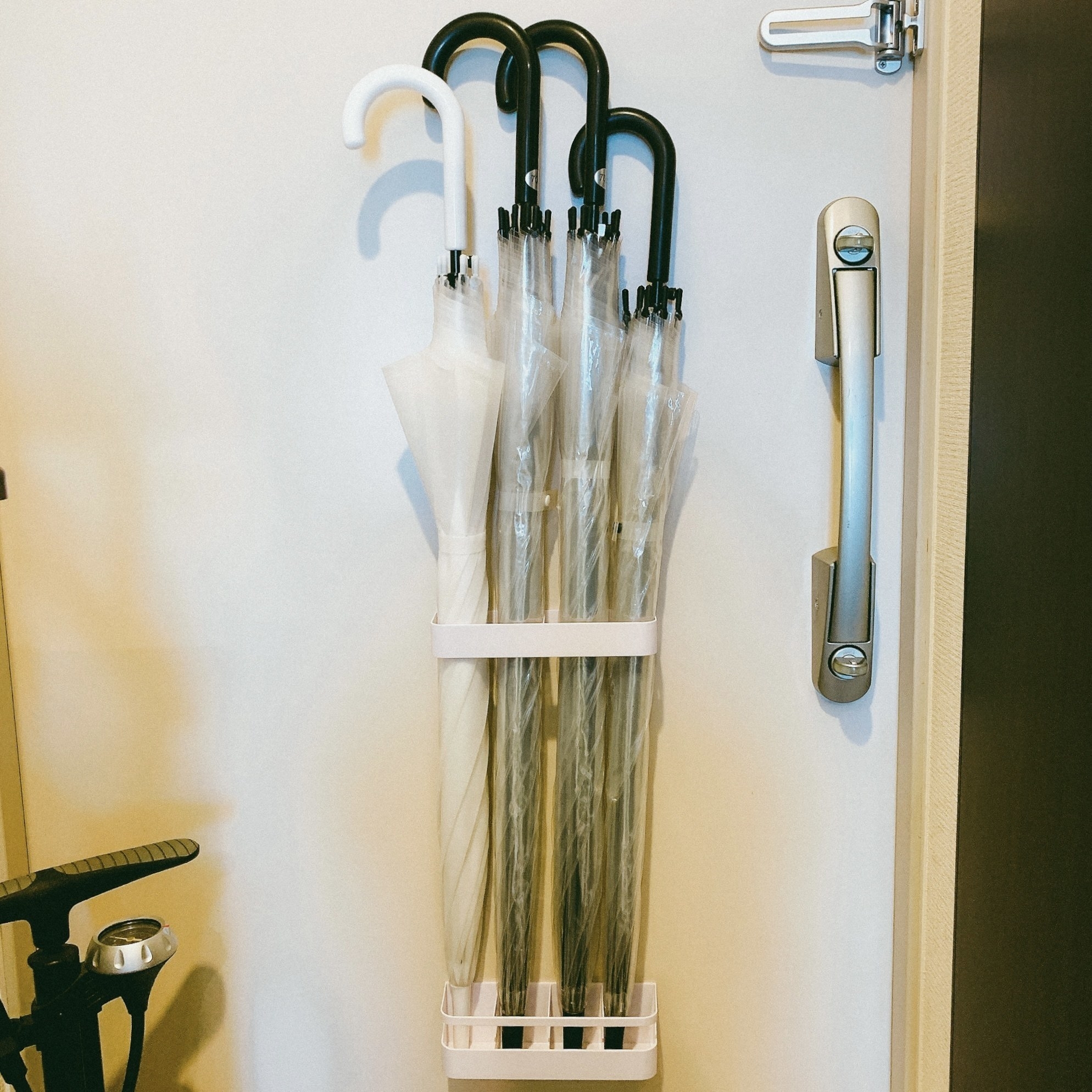 DAISO（ダイソー）の浮かせる傘立て「傘立て（4本、マグネットタイプ、白）」