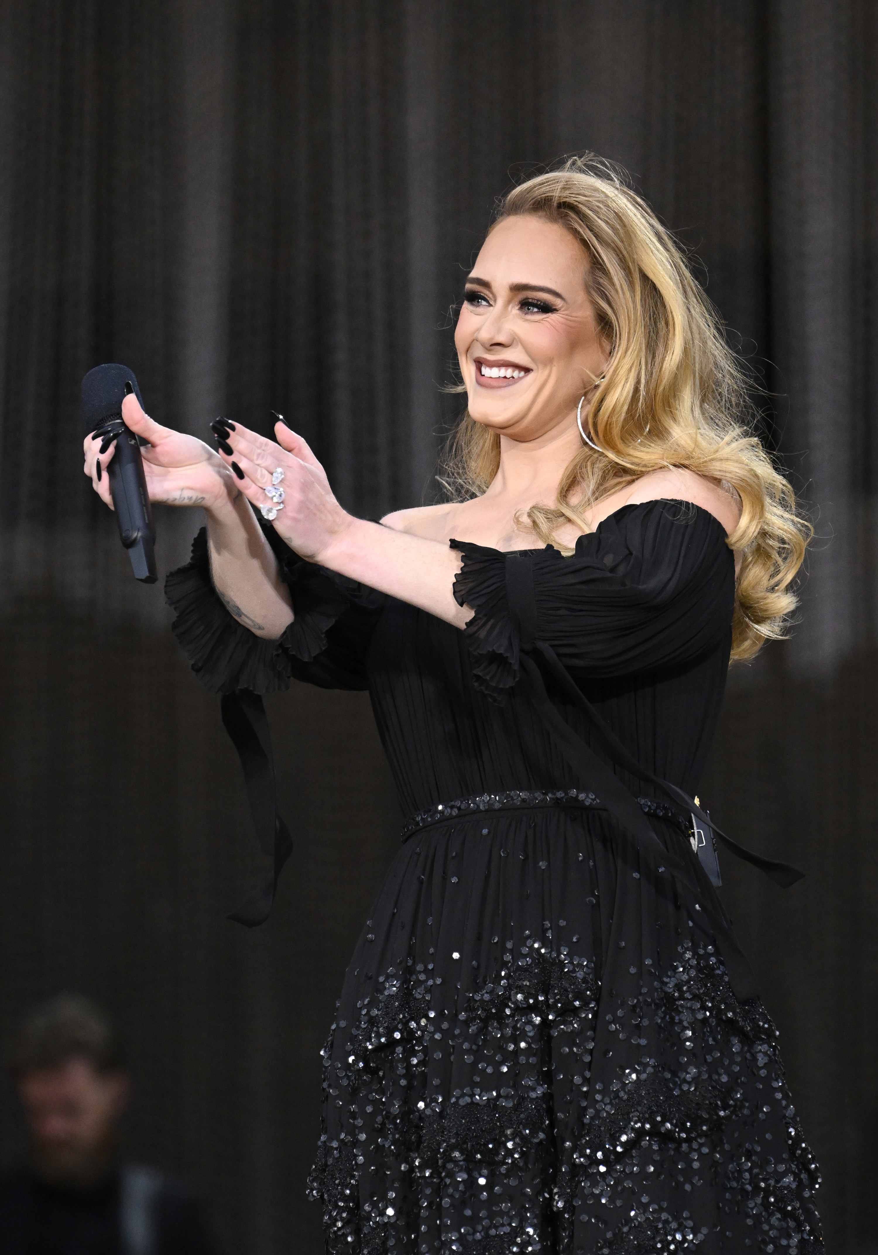 adele clapping