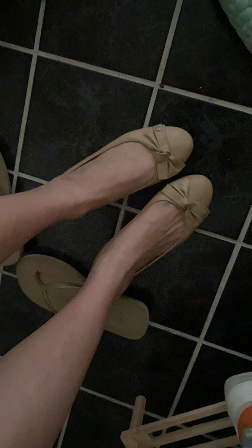 A reviewer wearing nude flats