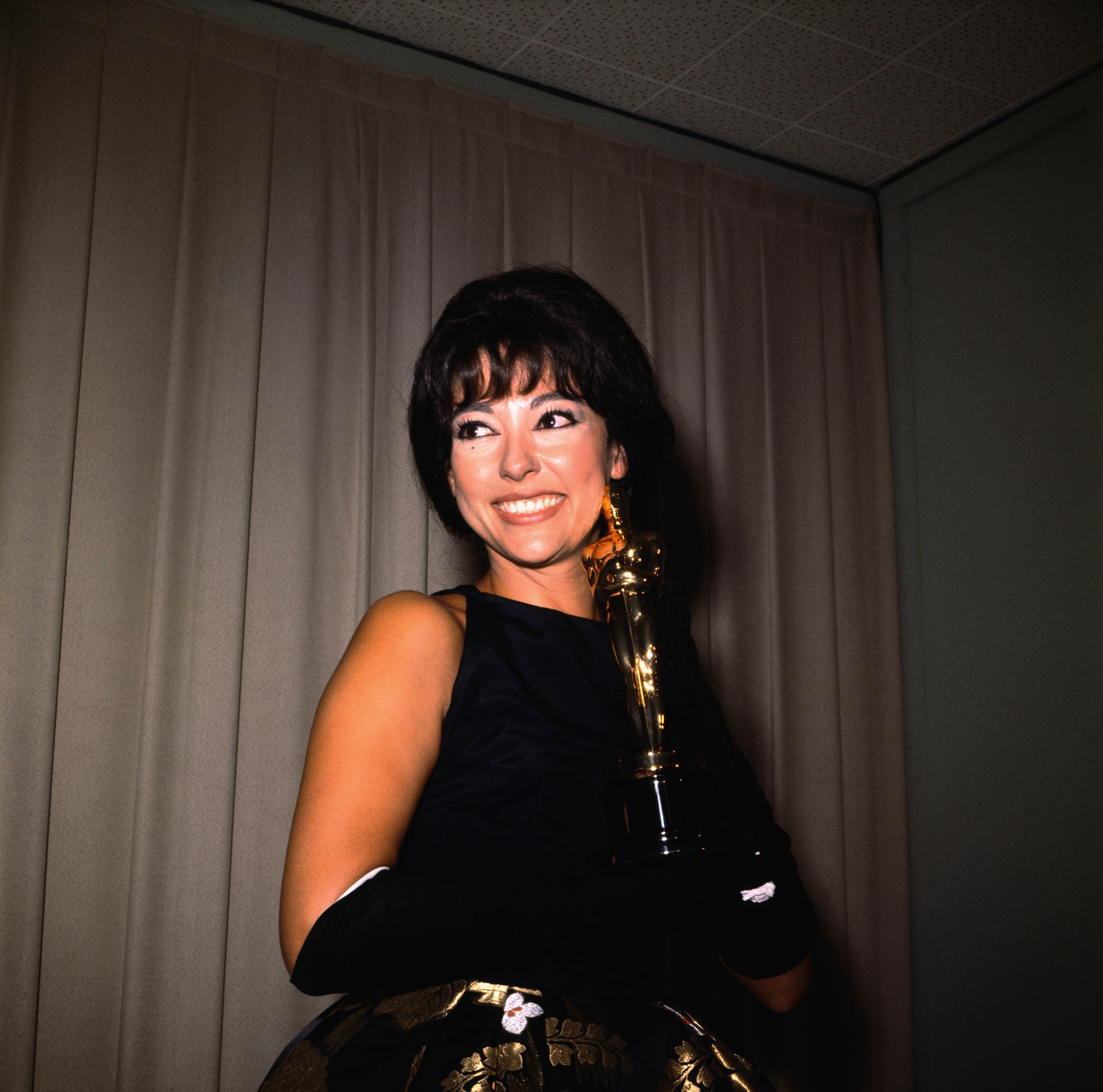 Rita Moreno holding an Oscar