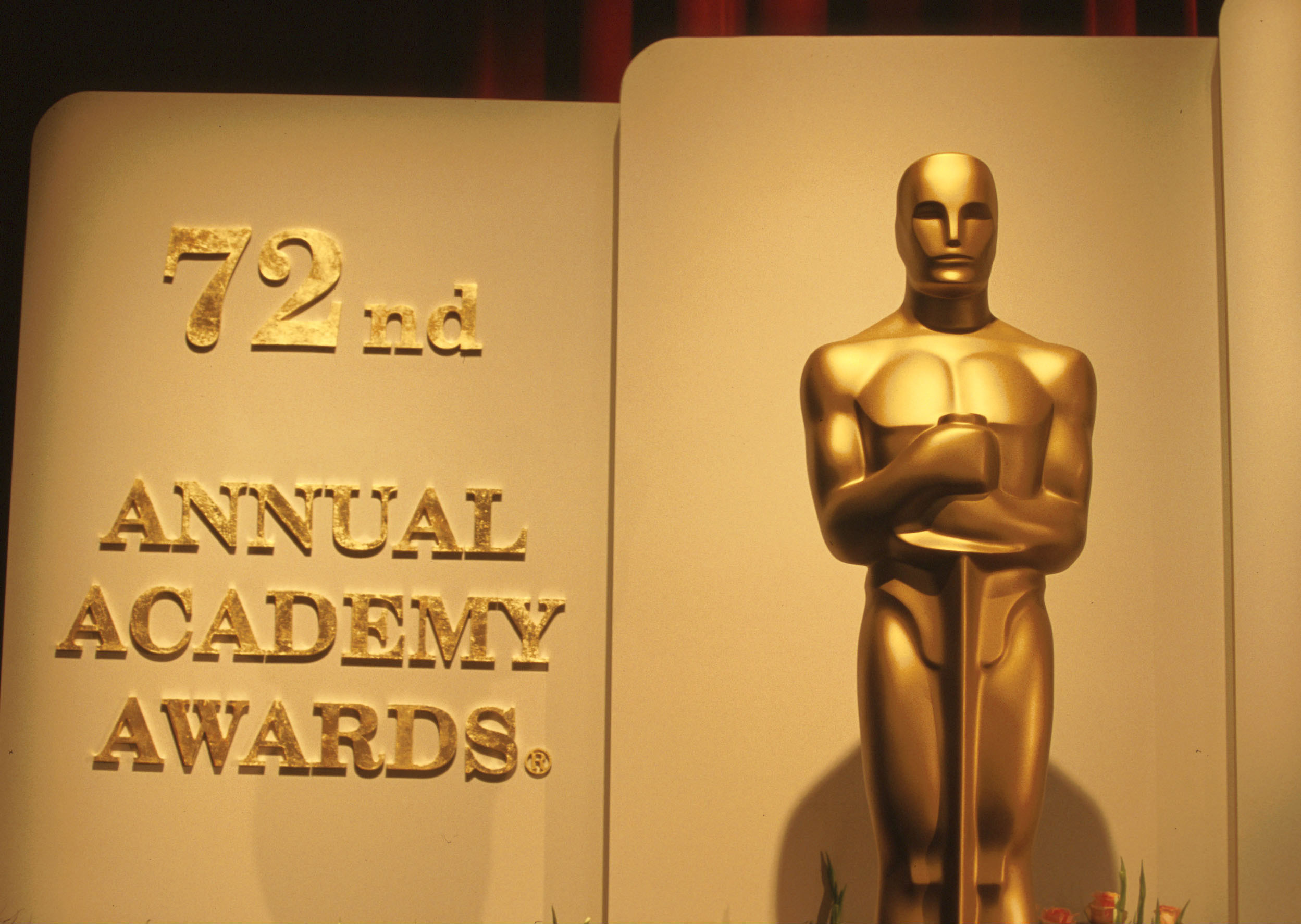 A golden statue at the 72nd Academy Awards