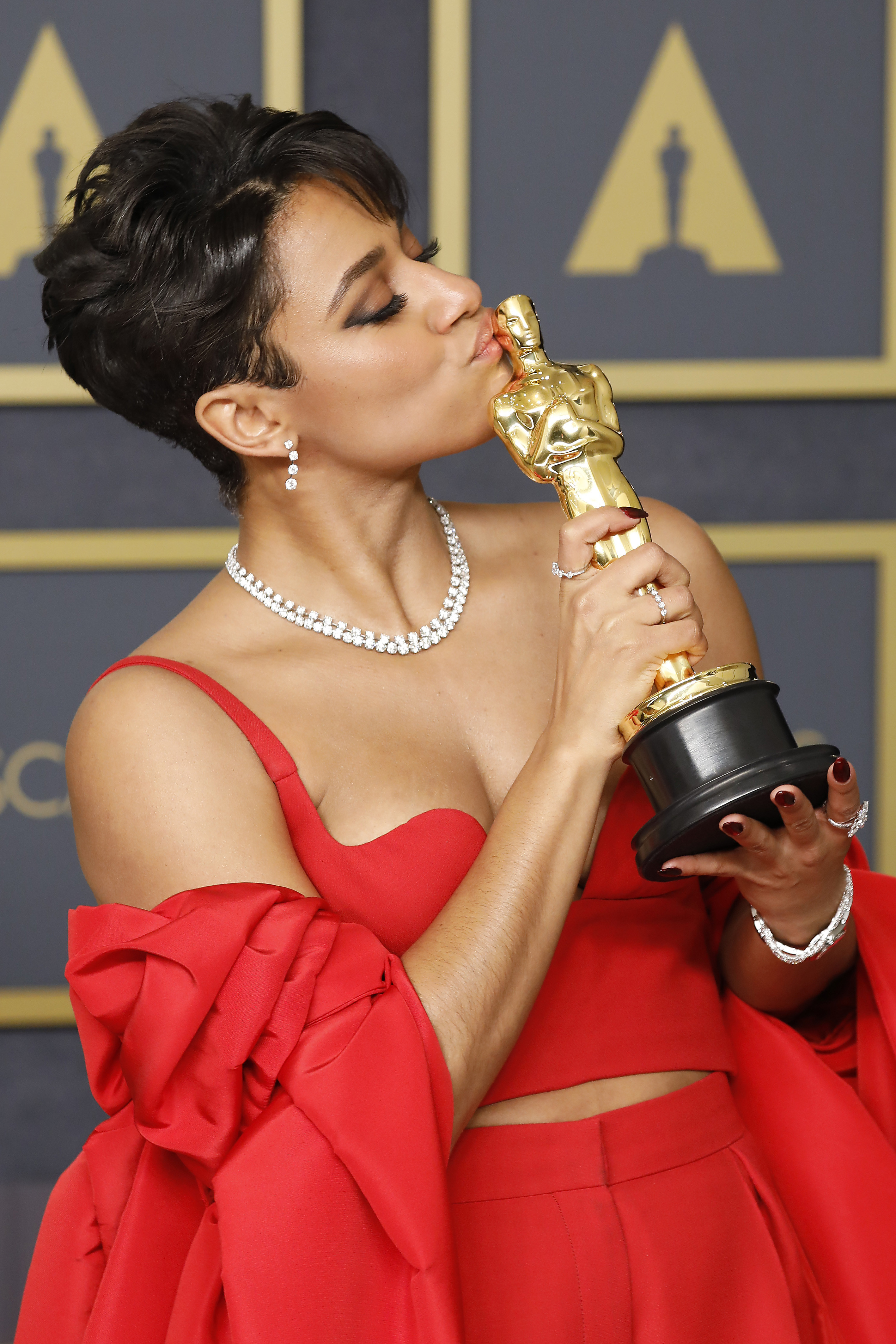 Ariana DeBose kissing an Oscars statuette
