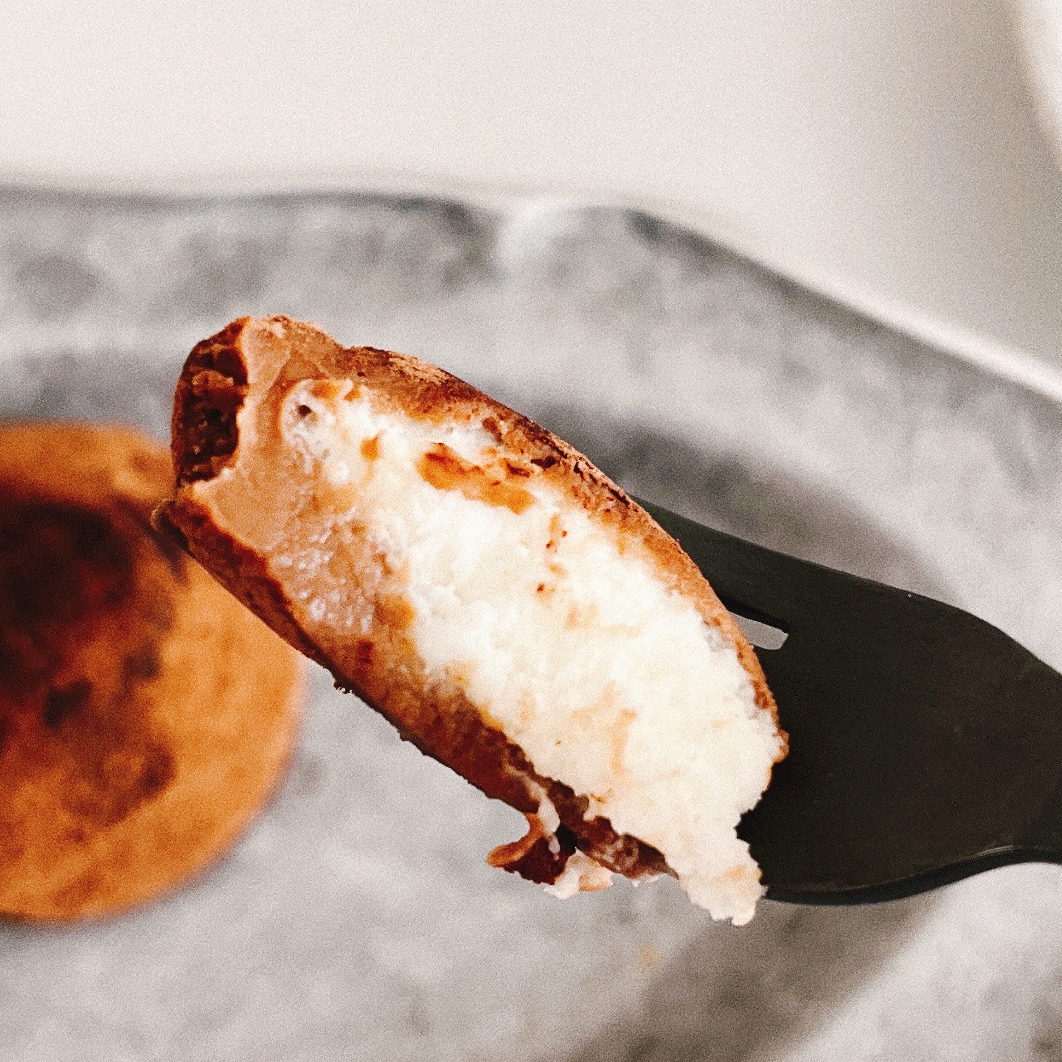 LAWSON（ローソン）の「クリーム包んだ生チョコトリュフ 2個入」