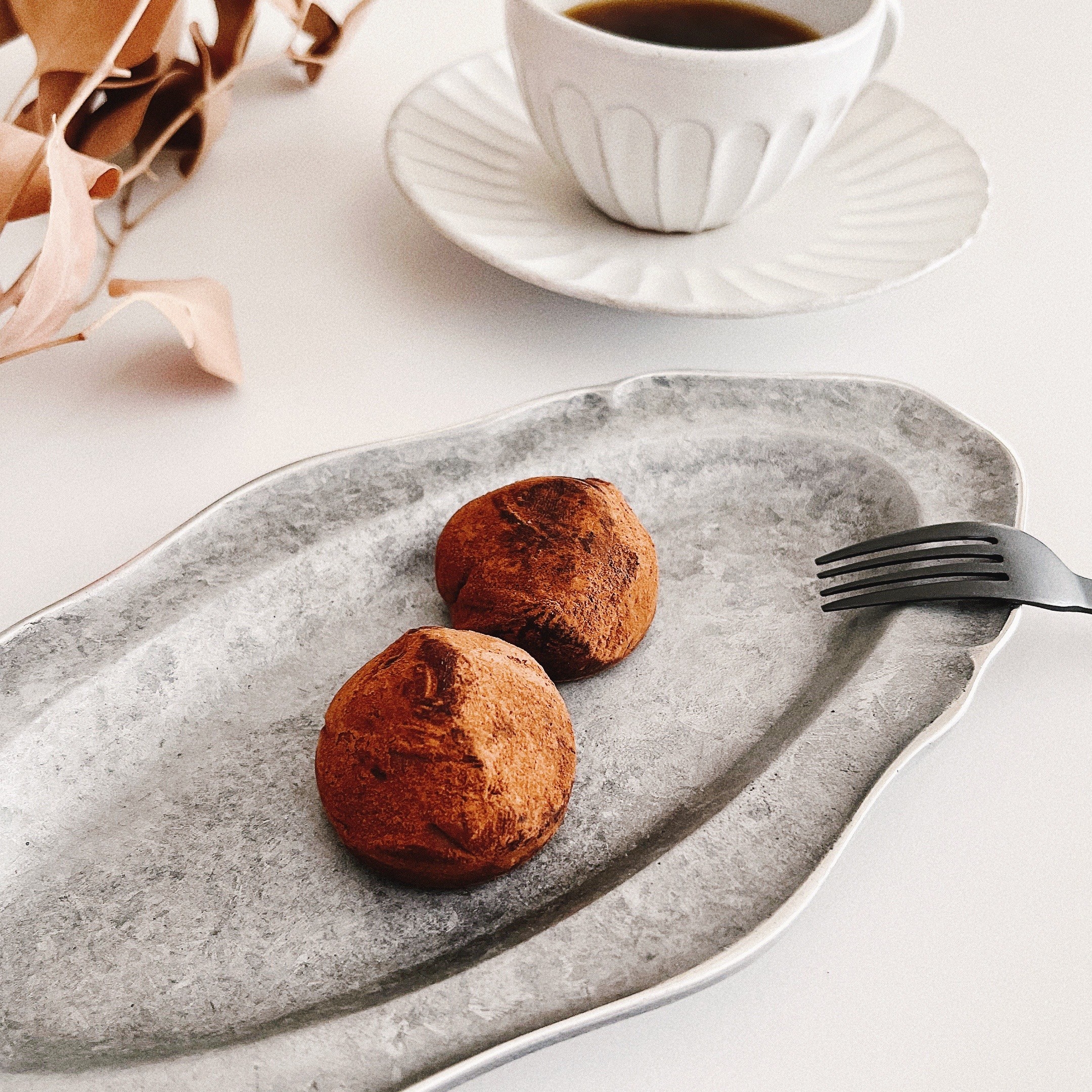 LAWSON（ローソン）の「クリーム包んだ生チョコトリュフ 2個入」