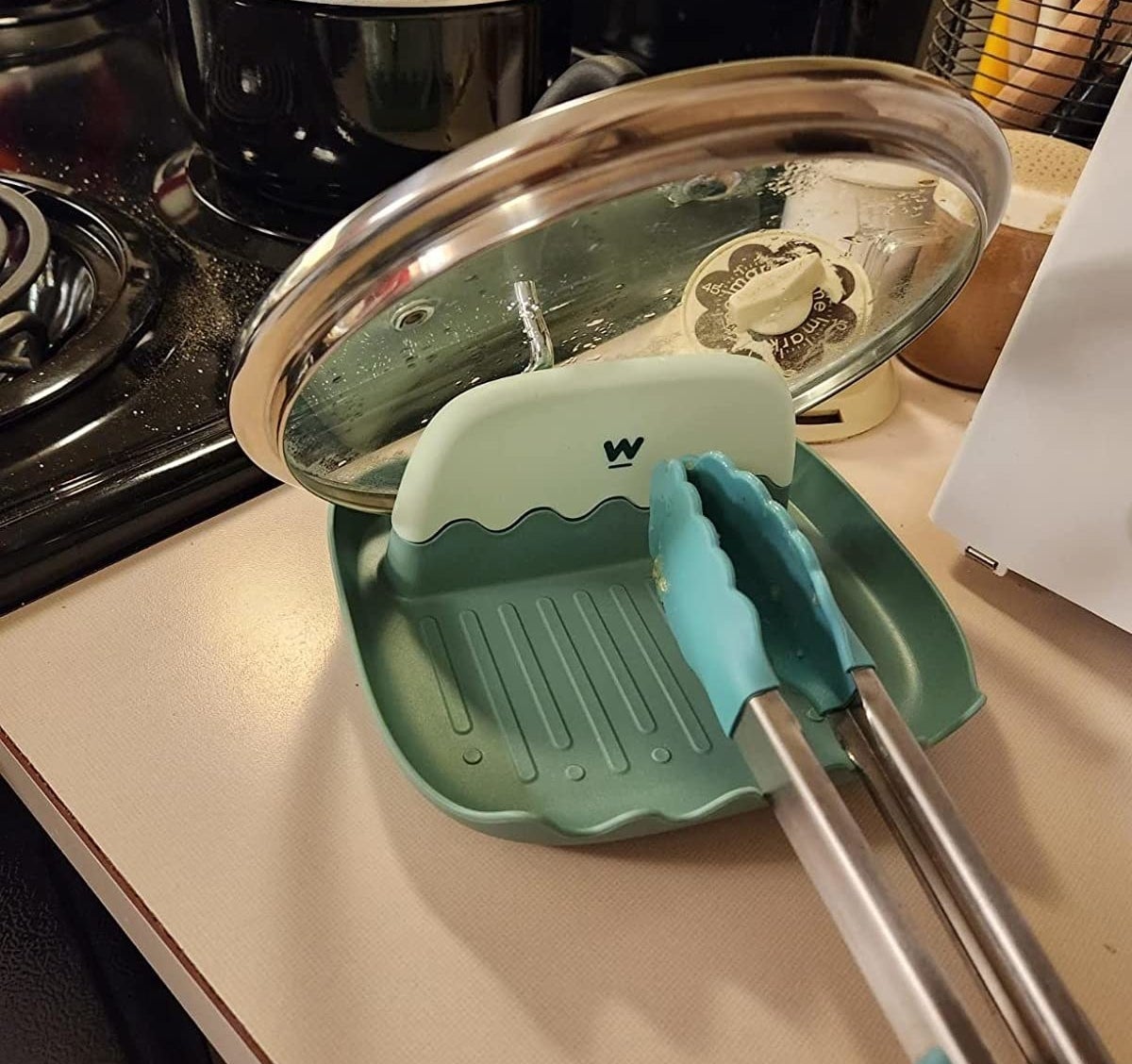 Reviewer image of a pot lid and tons on the spoon rest