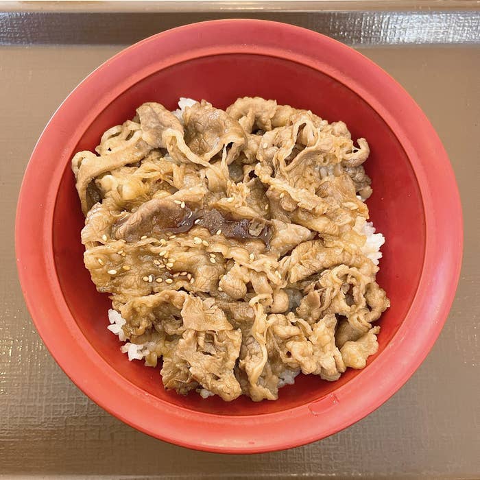 すき家のおすすめのメニュー「牛カルビ丼」