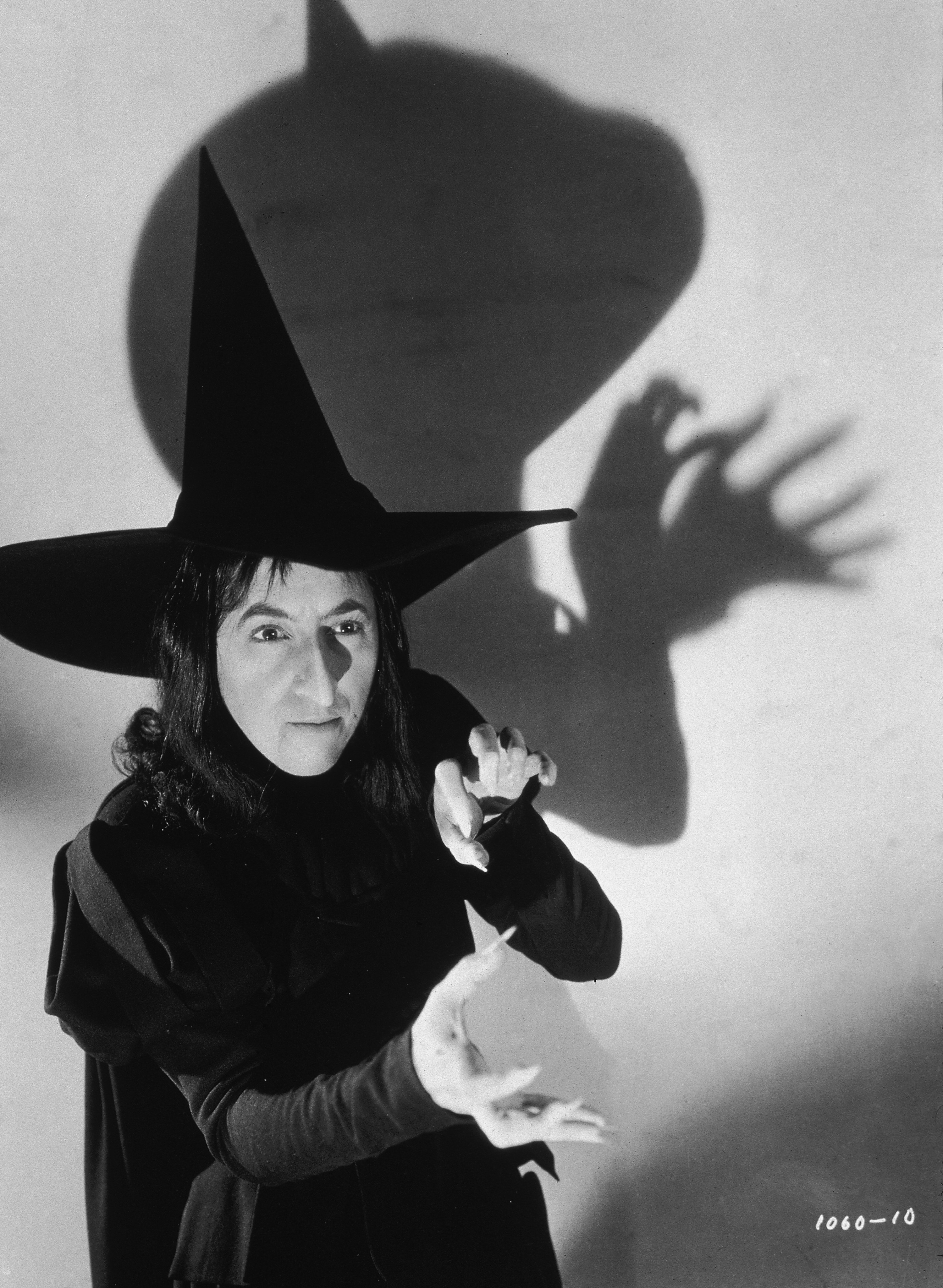 Margaret Hamilton as The Wicked Witch of the West in Victor Fleming&#x27;s 1939 film &#x27;The Wizard of Oz&#x27;