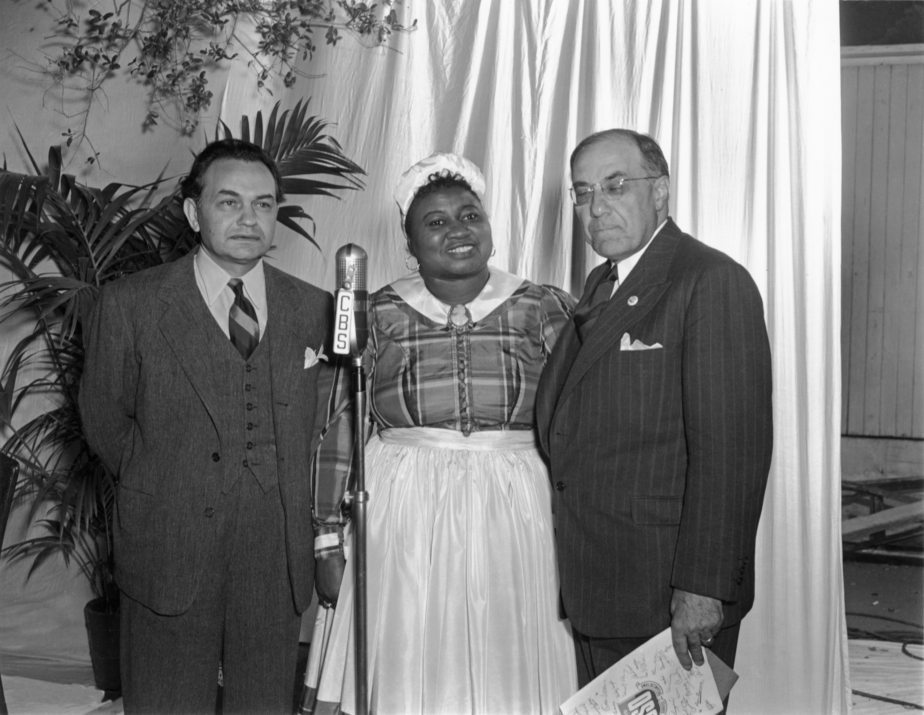 Hattie McDaniel in a CBS Radio studio with actor Edward G. Robinson, 1941