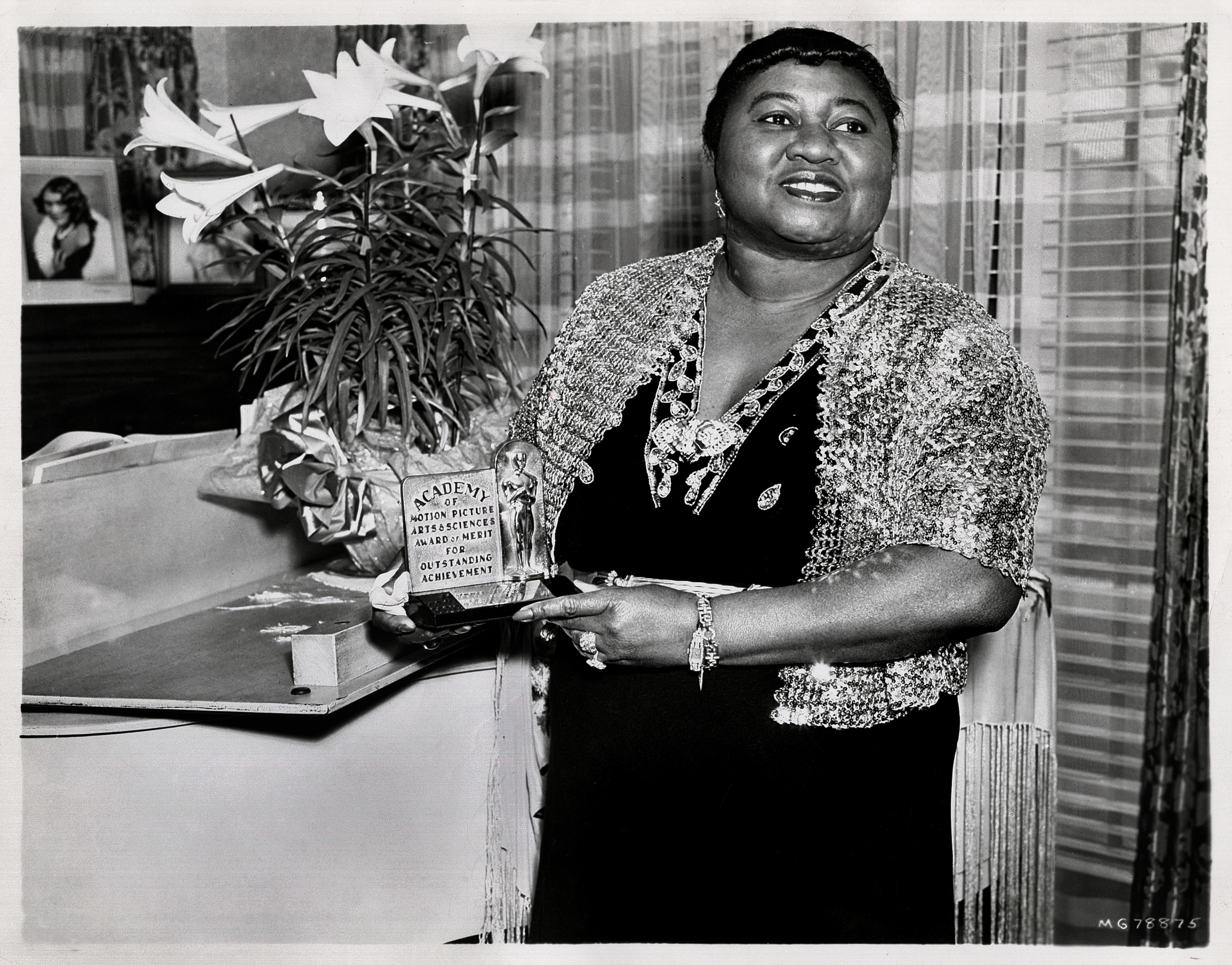 Portrait of American actress Hattie McDaniel (1892 - 1952) holding her Academy Award from the film &#x27;Gone With the Wind,&#x27; Hollywood, California, 1940