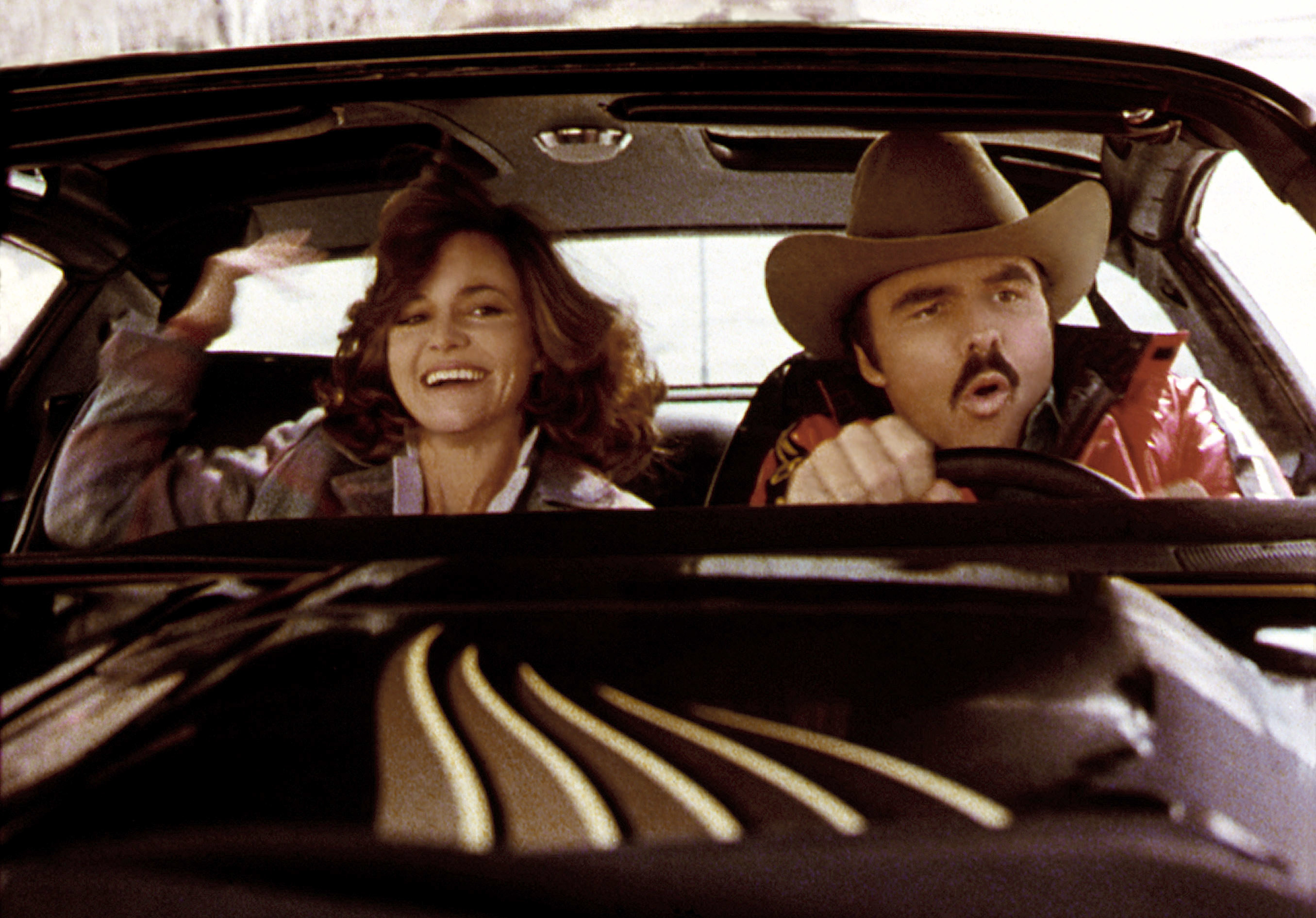 Полицейский и бандит. Smokey and the Bandit 1977. Салли Филд Смоки и бандит. Burt Reynolds 1977. 