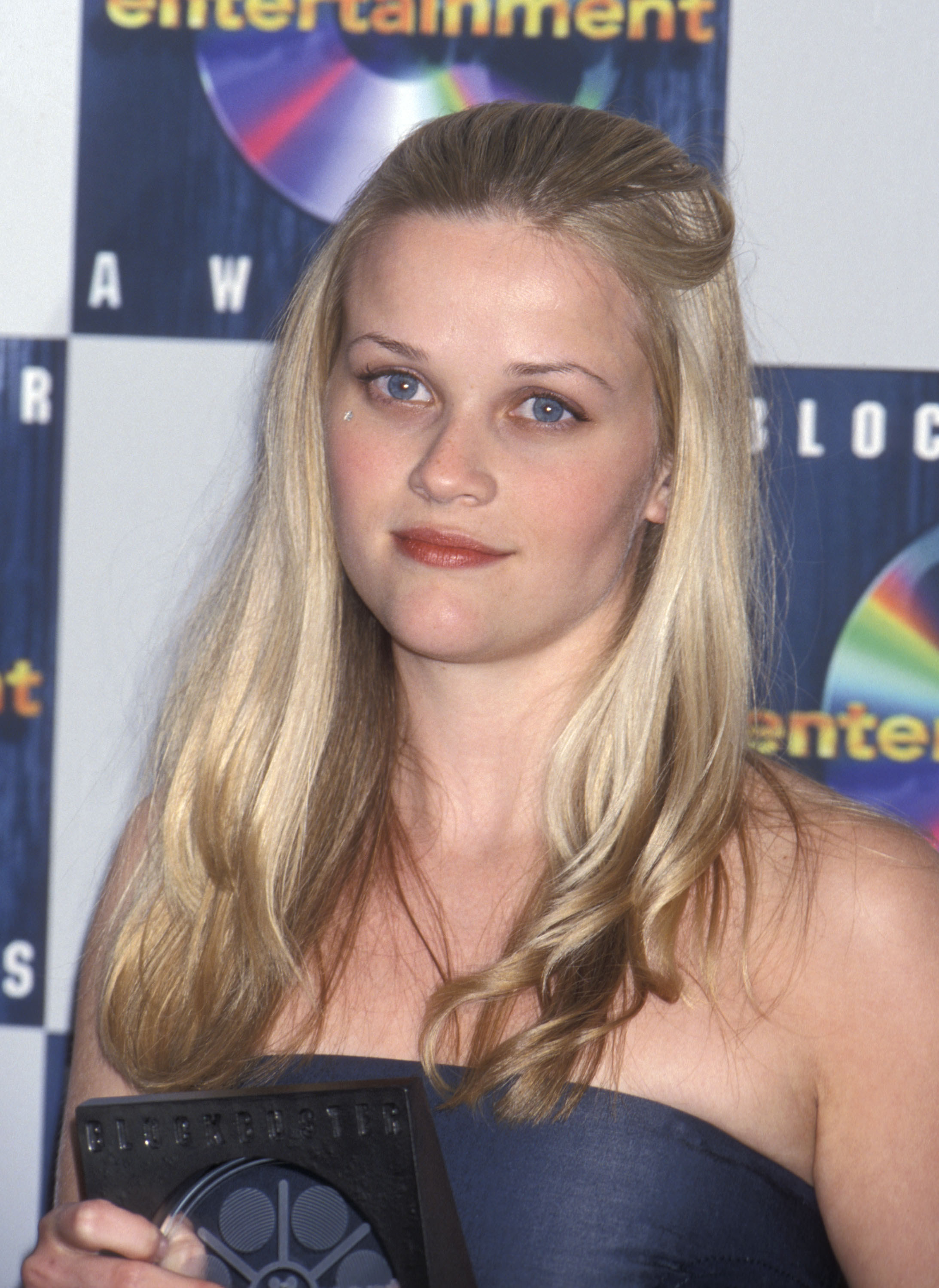 Reese Witherspoon attends the Sixth Annual Blockbuster Entertainment Awards on May 9, 2000