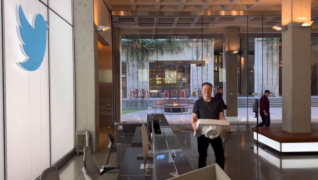 Elon Musk walks into the Twitter headquarters with a sink