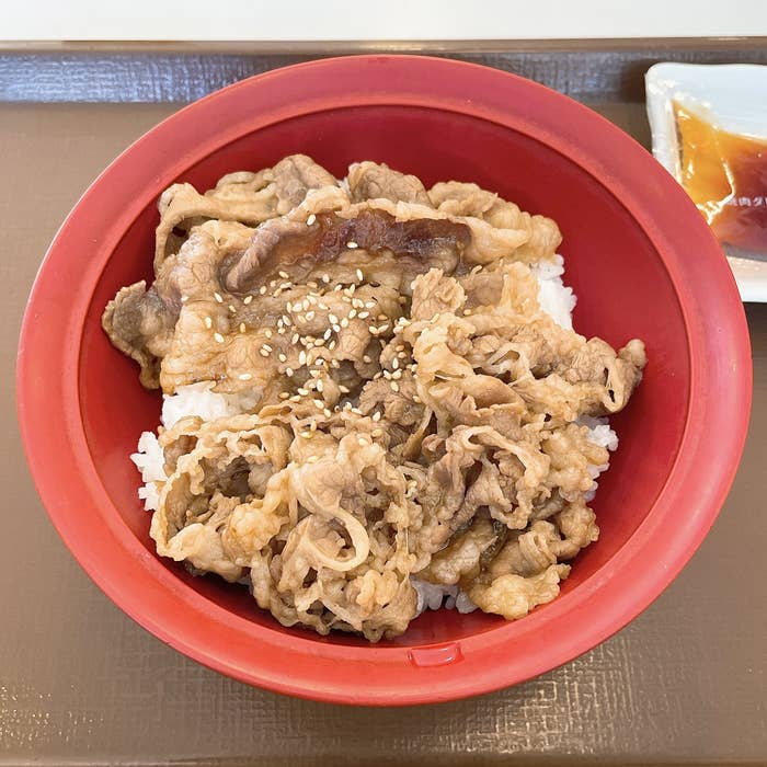 すき家のおすすめのメニュー「牛カルビ丼」