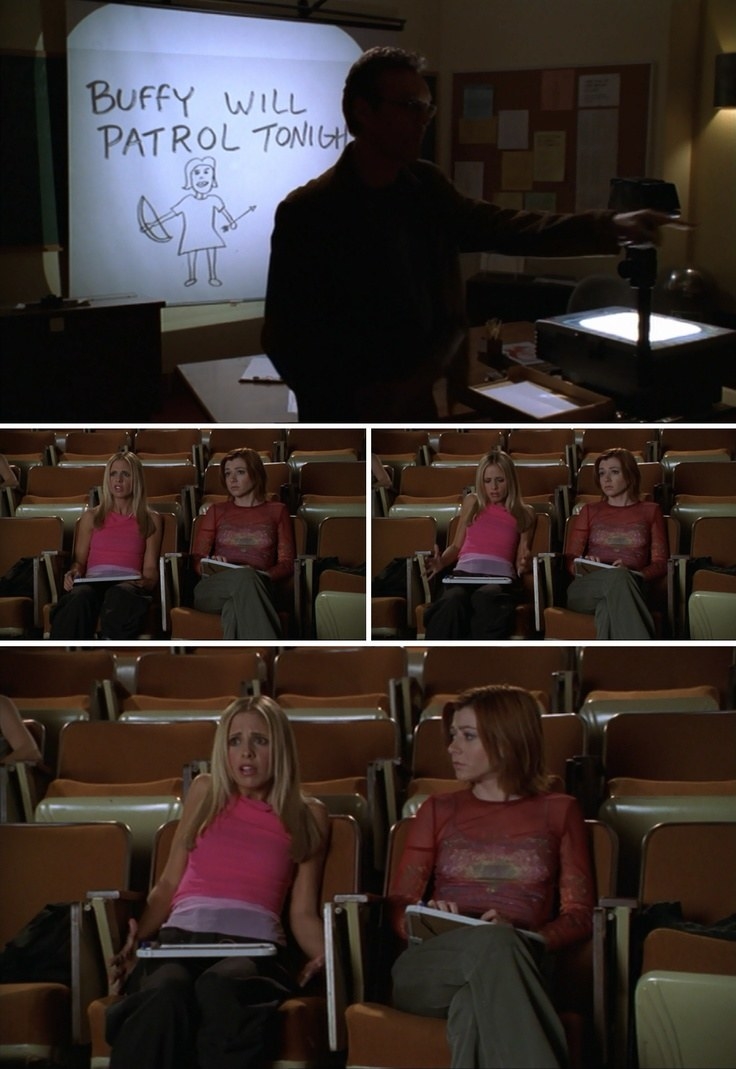 两个年轻女人坐在学校礼堂看投影仪