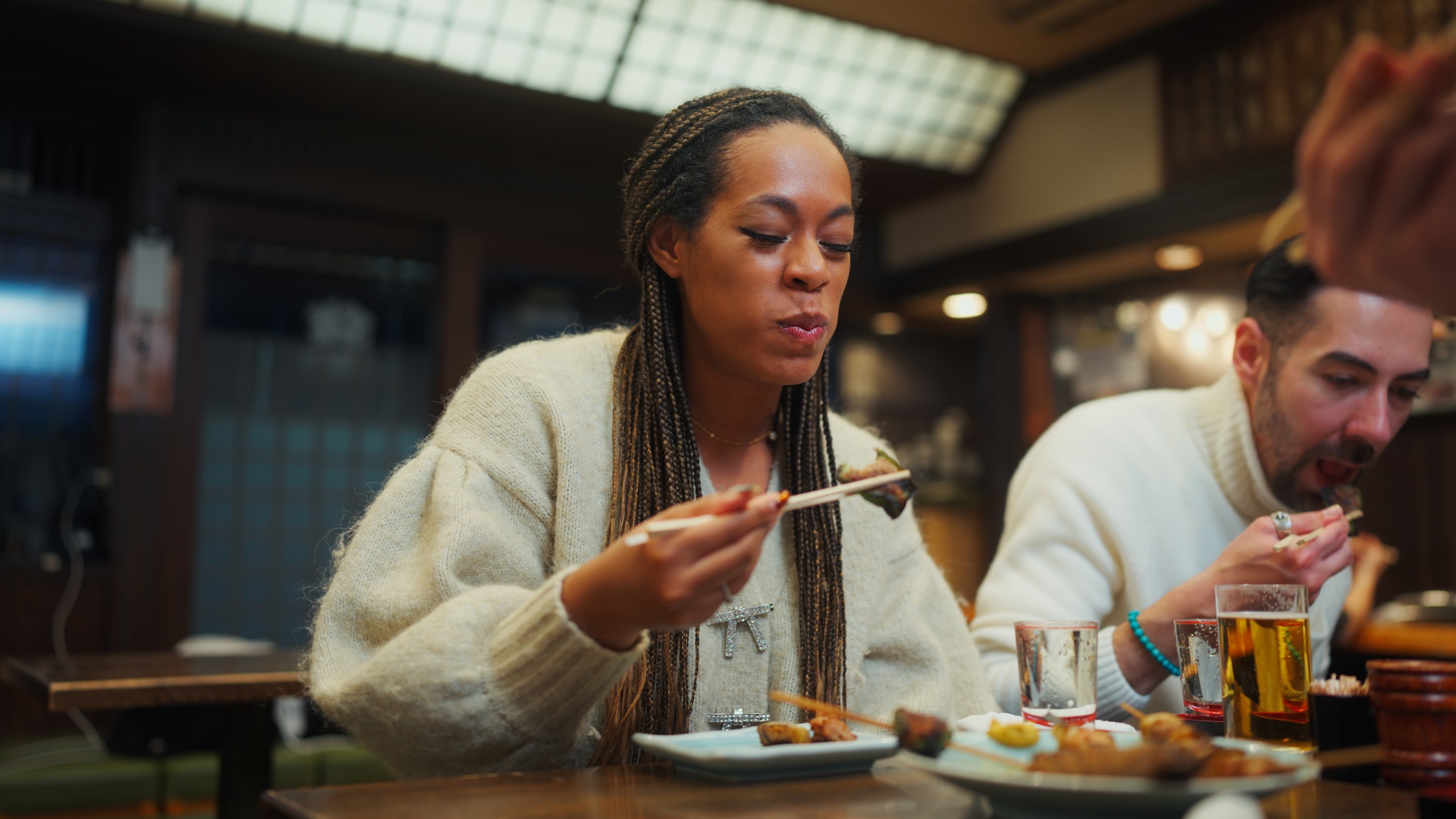 woman out to eat with a group of friends