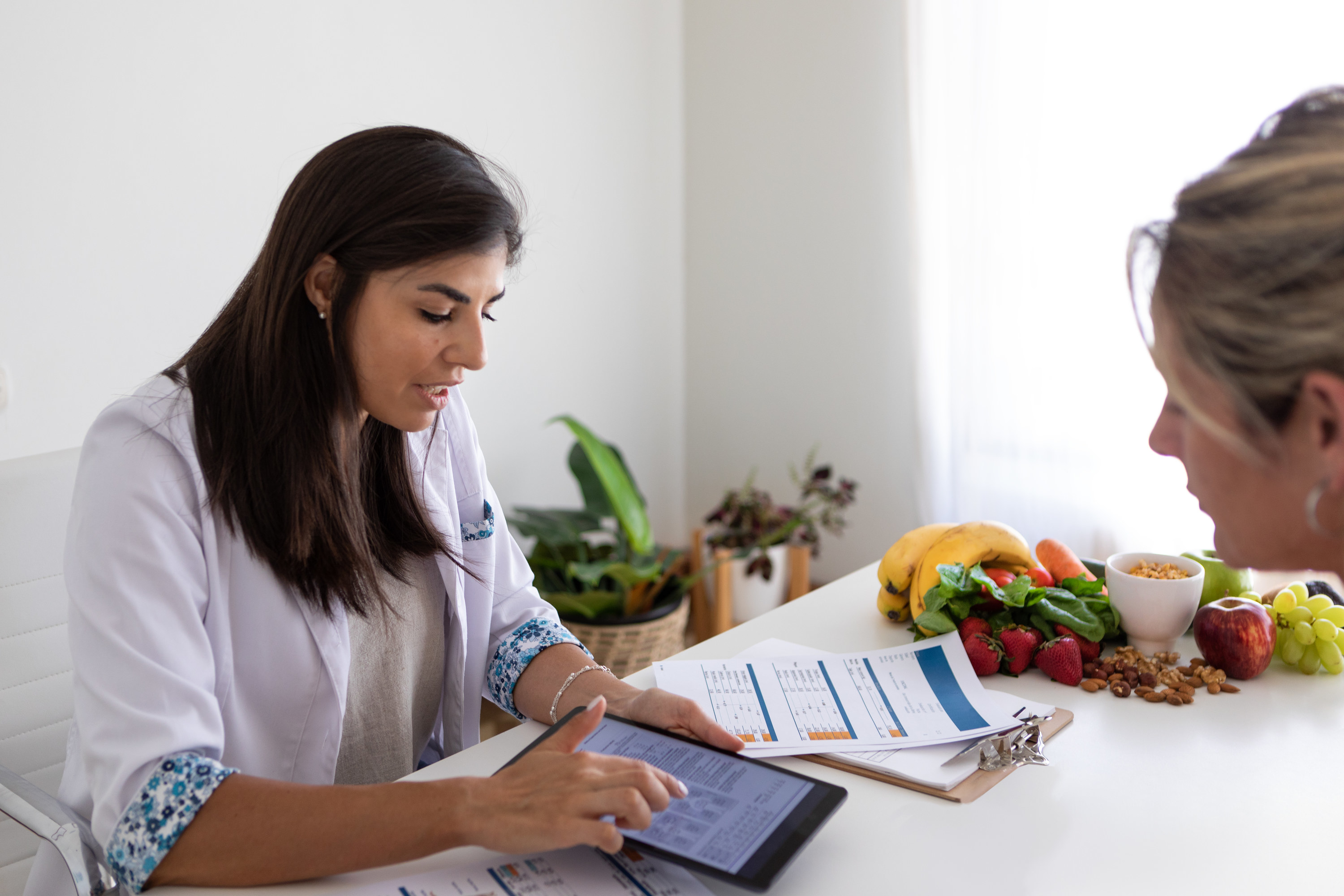 Latine woman talking about health with Latine doctor