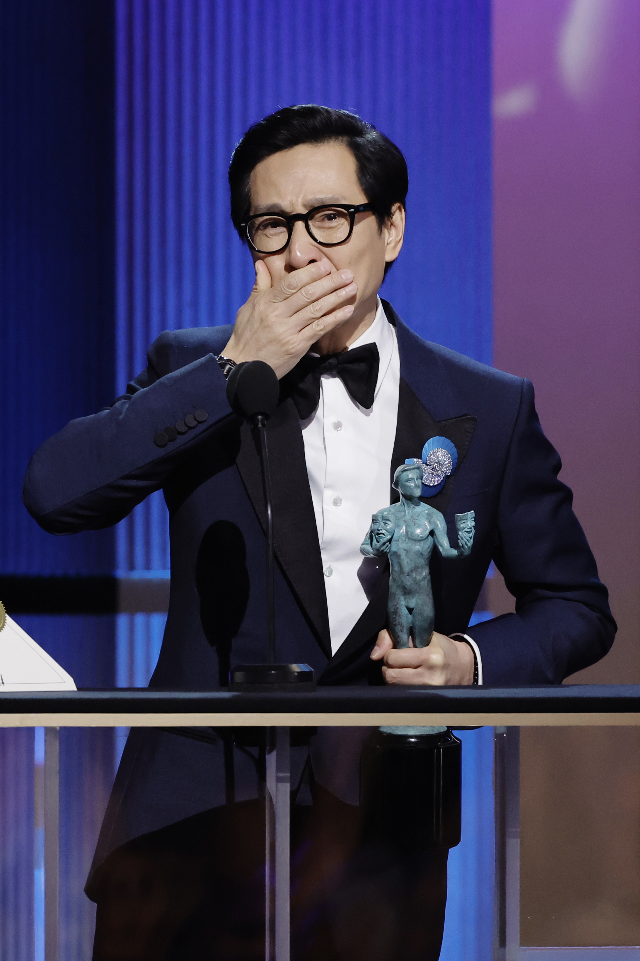 Ke Huy Quan accepting his SAG award