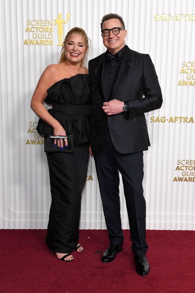 Brendan Fraser and Jeanne Moore smiling on the red carpet for the 29th Screen Actors Guild Awards