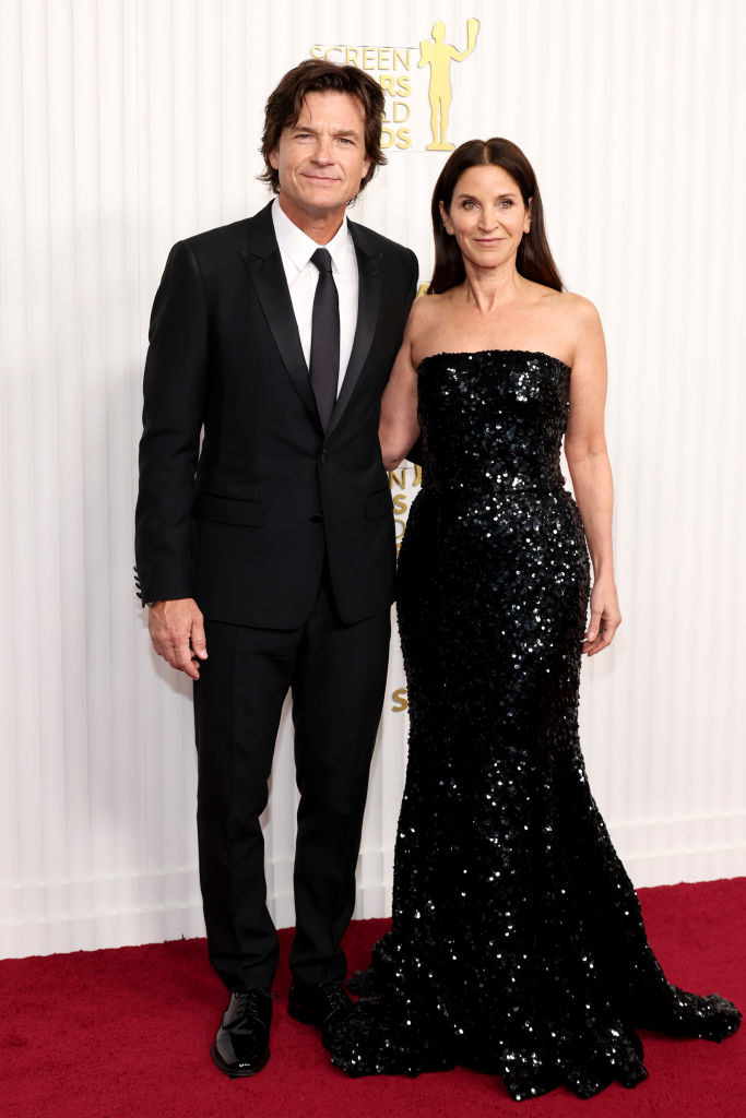 Jason Bateman and Amanda Anka smiling and arm in arm on the red carpet at the 29th Annual Screen Actors Guild Awards