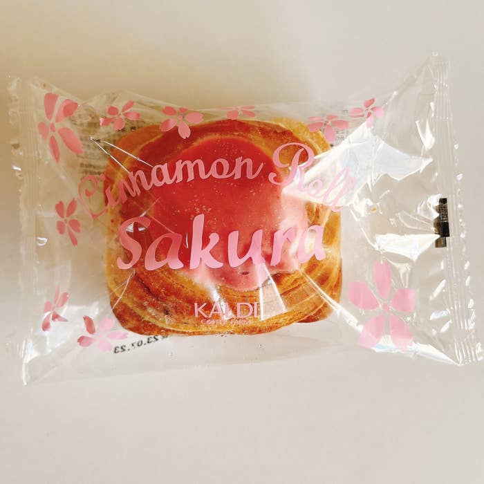 KALDI（カルディ）のおすすめのおやつ「【冷凍】シナモンロール 桜 1p」