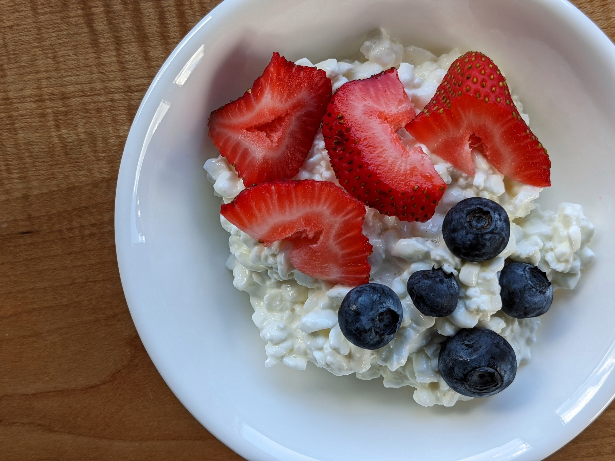 Cottage cheese with berries.