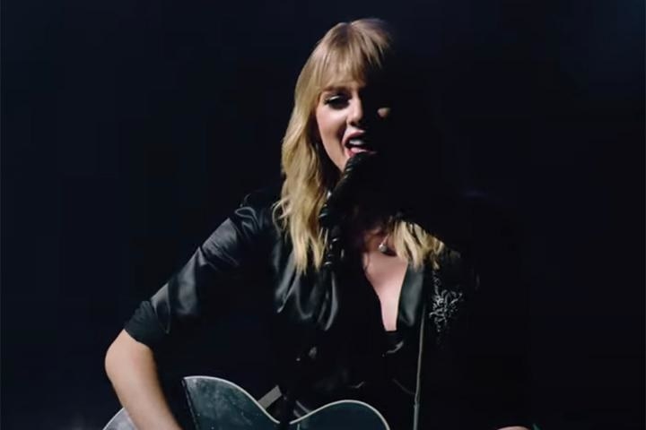 Taylor performing the song live in Paris