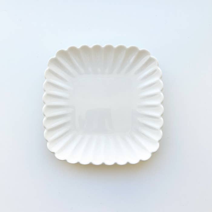 DAISO（ダイソー）のおすすめアイテム「スクエアプレート（花型、約12cm）」