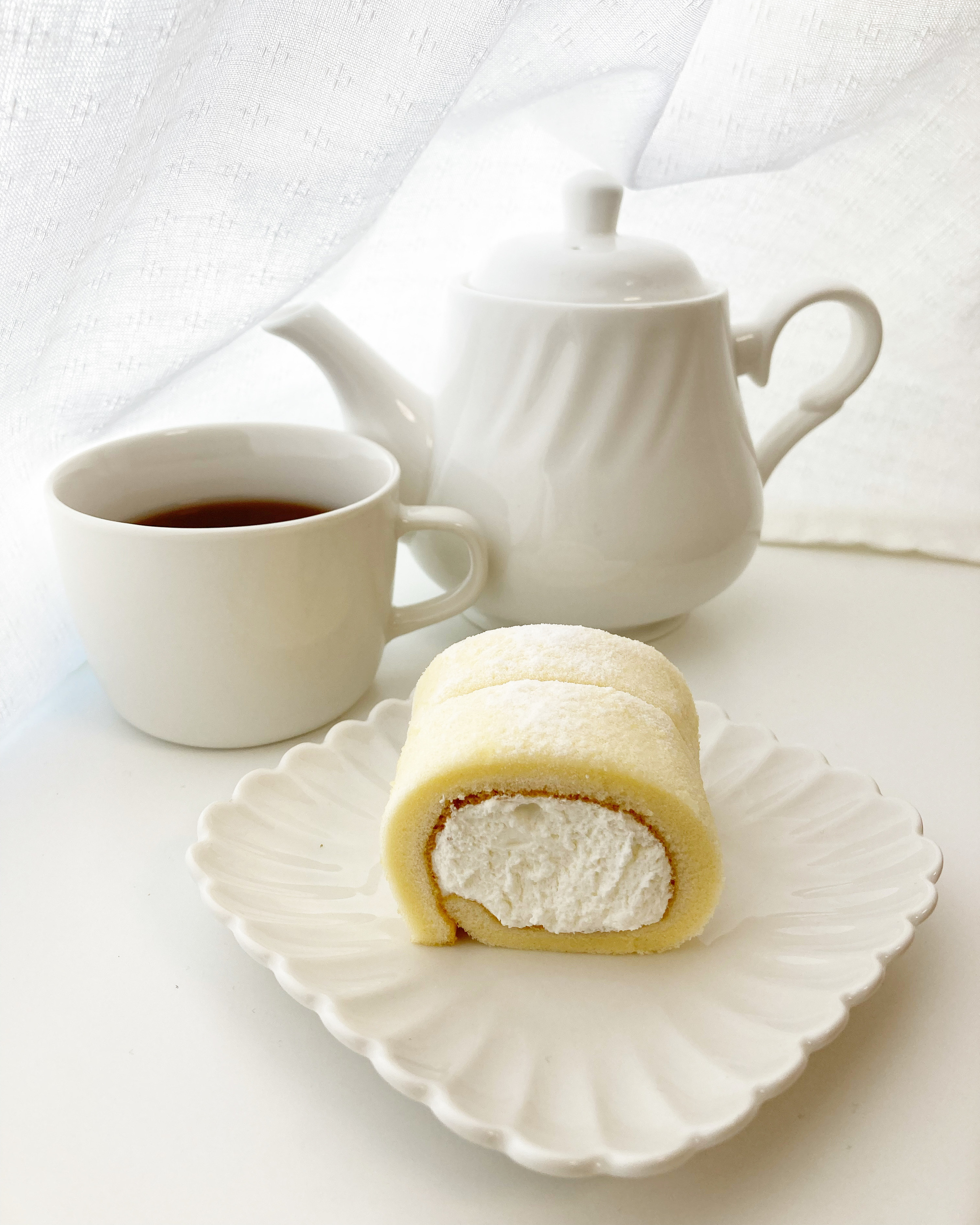 DAISO（ダイソー）のおすすめアイテム「スクエアプレート（花型、約12cm）」