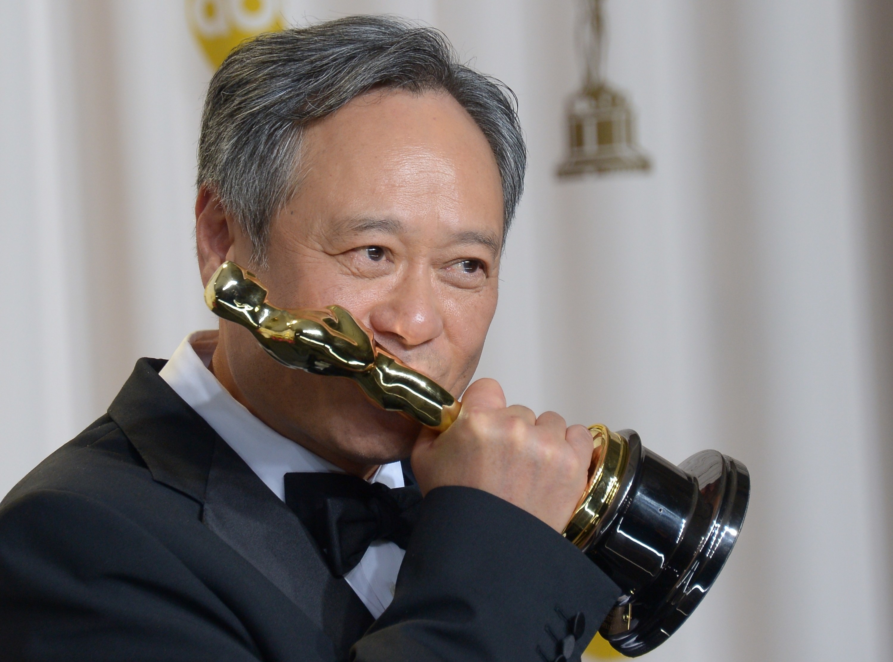 Ang Lee kissing his Oscars statuette