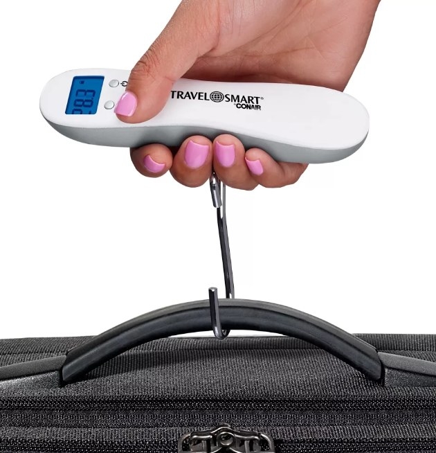 Luggage scale lifting up case to measure weight