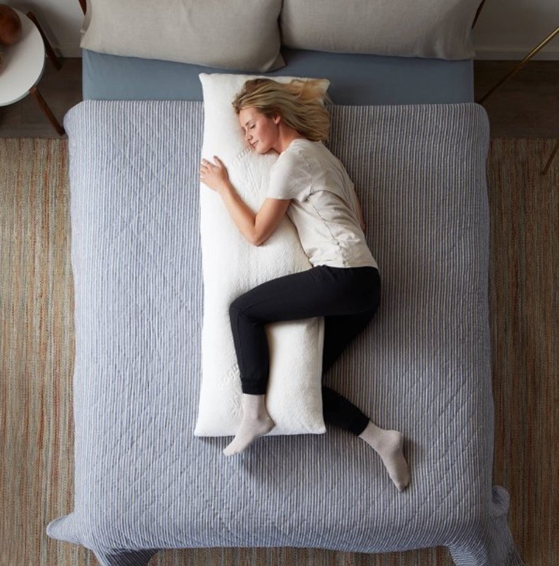A model using the body pillow