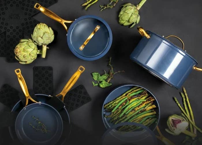 The cookware set in the color Blue