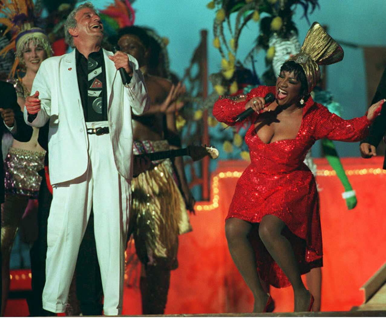 US Singers Tony Bennett (L) and Patti LaBelle perform 29 January 1995 during the haltime show of Super Bowl XXIX