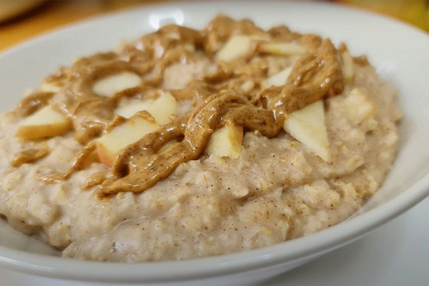 Oatmeal with peanut butter and apples