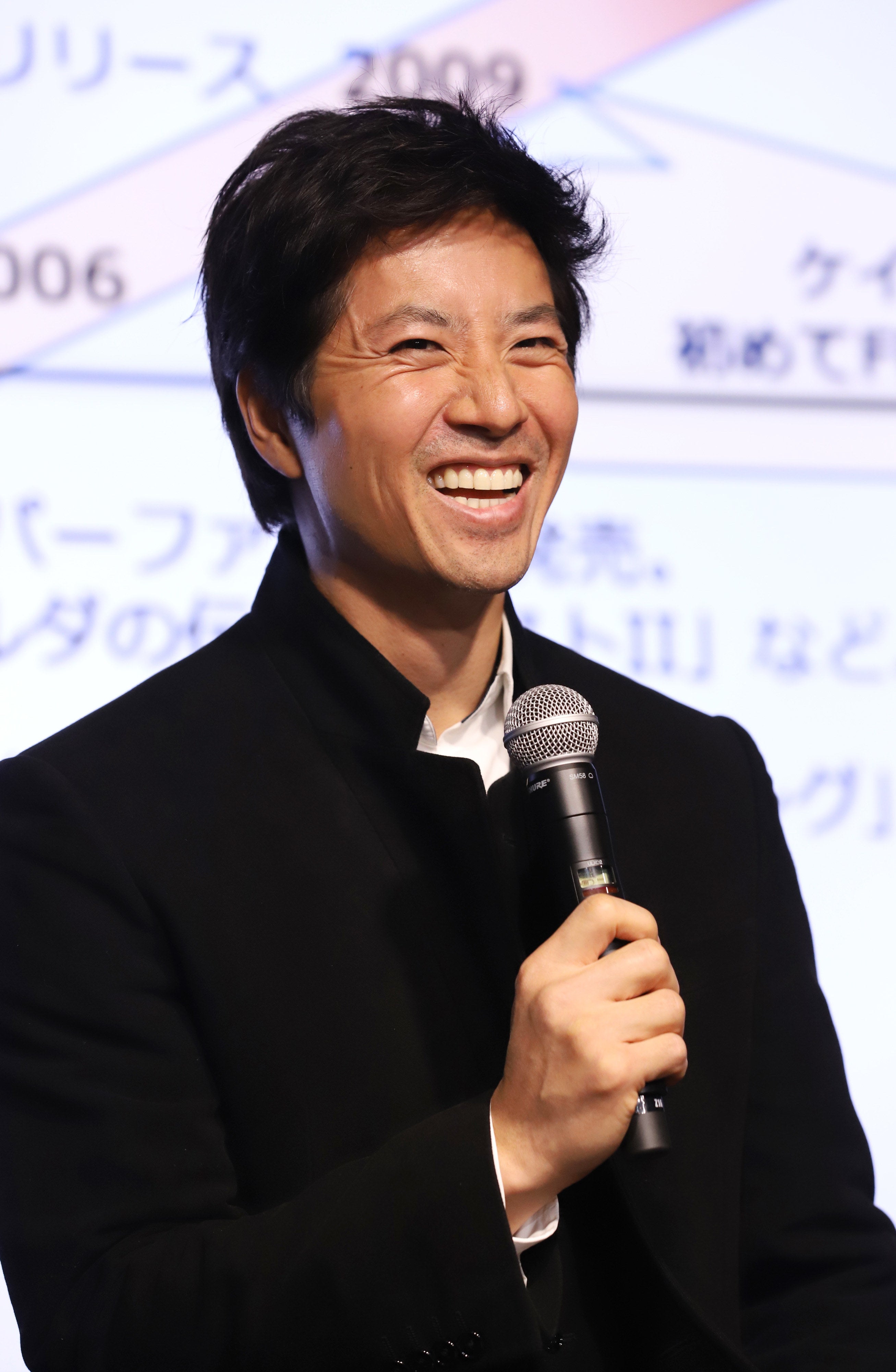 ファンサすげぇ…！ ケイン・コスギが“変身ベルト”を装着→「ホンマに