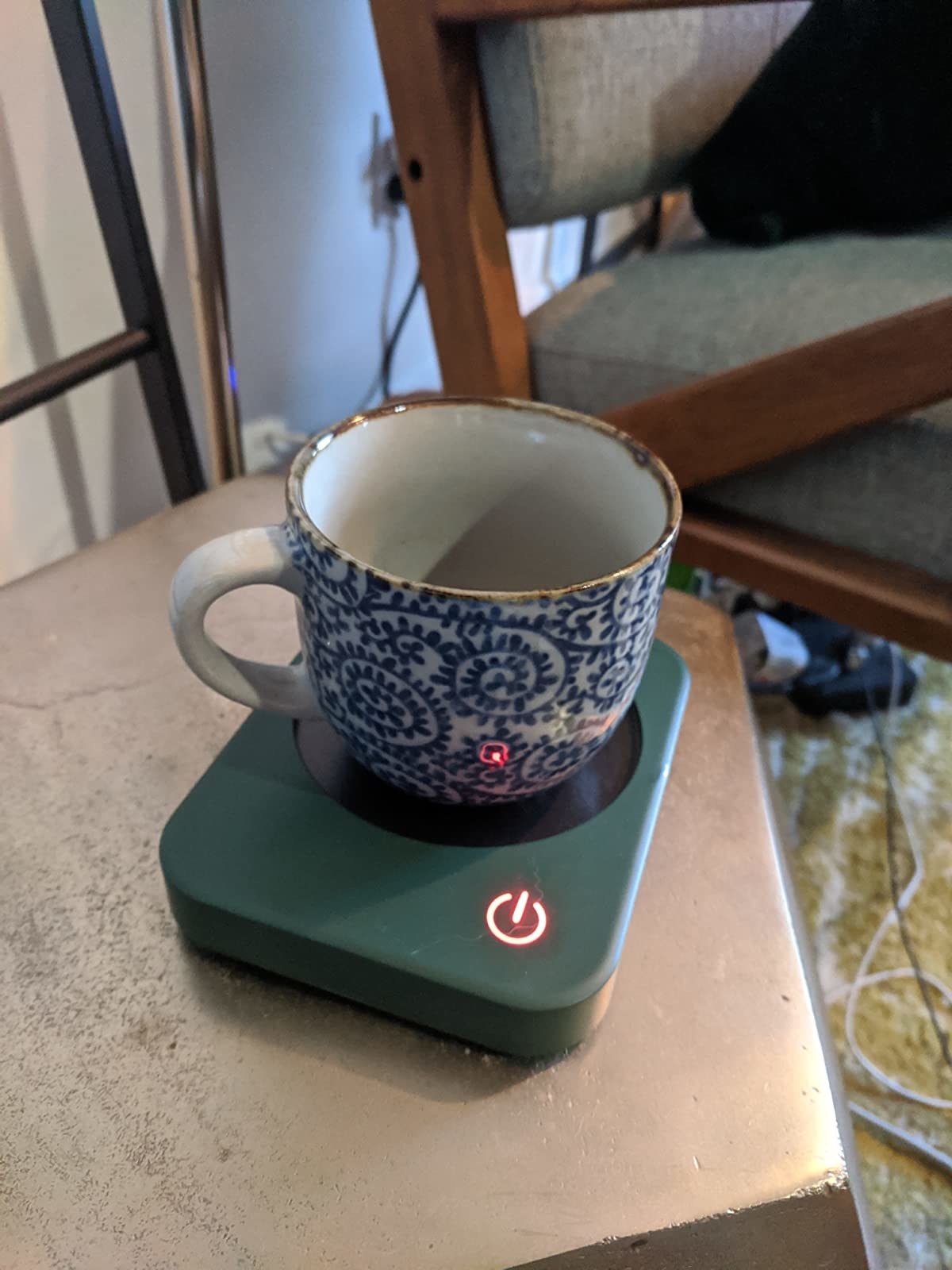 Reviewer image of a mug on a green warmer