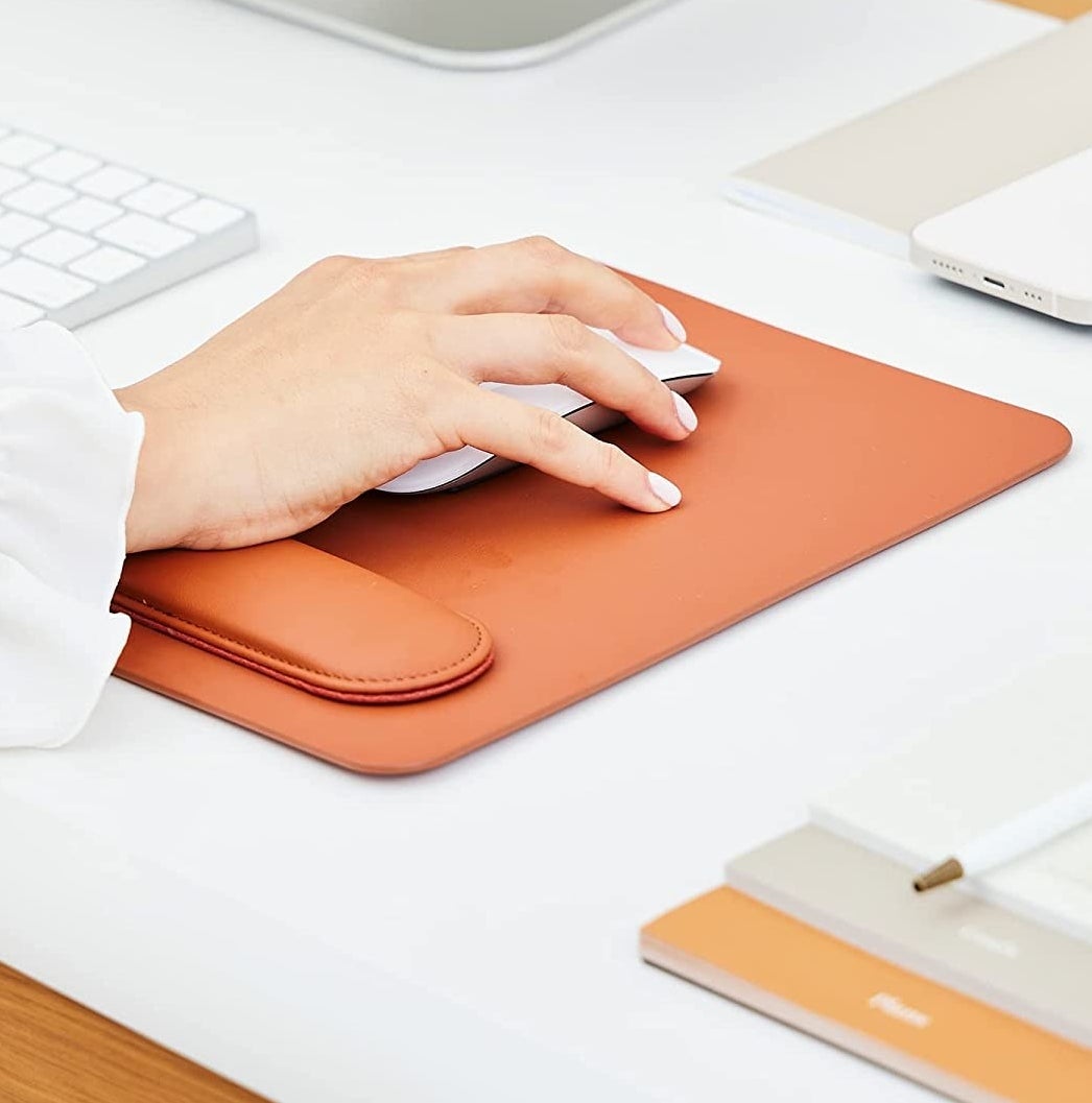 A person using a mouse on the mousepad