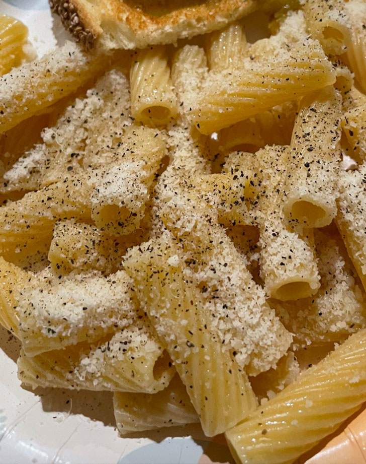 Rigatoni with cheese and black pepper