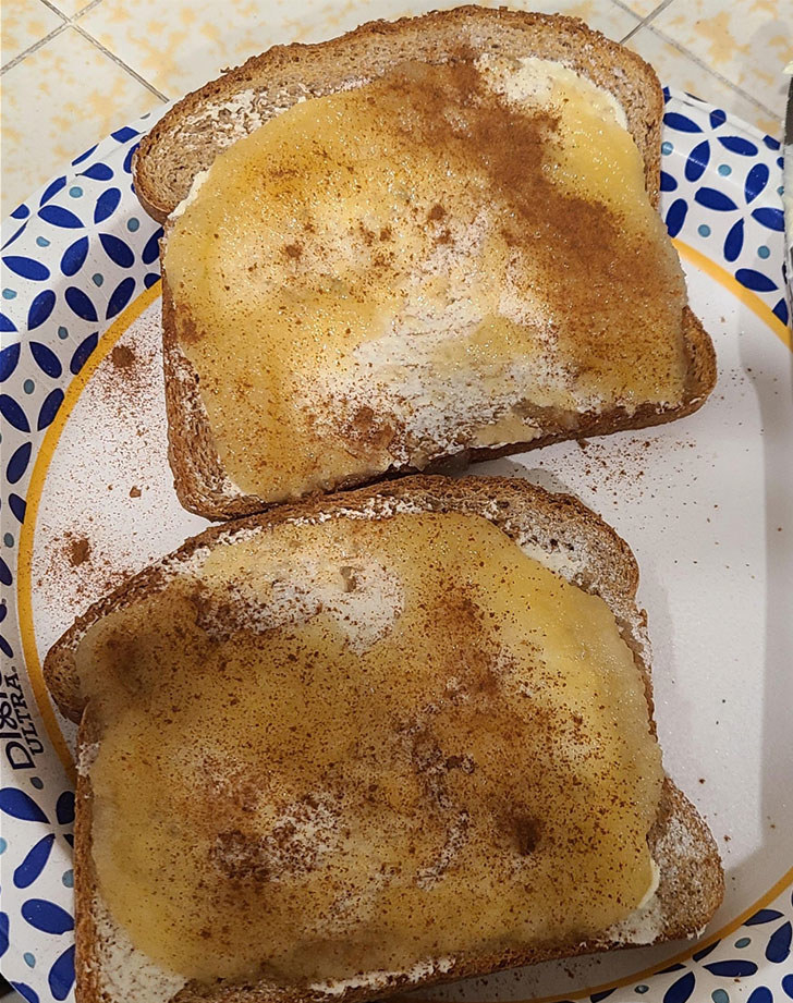Cinnamon toast with applesauce