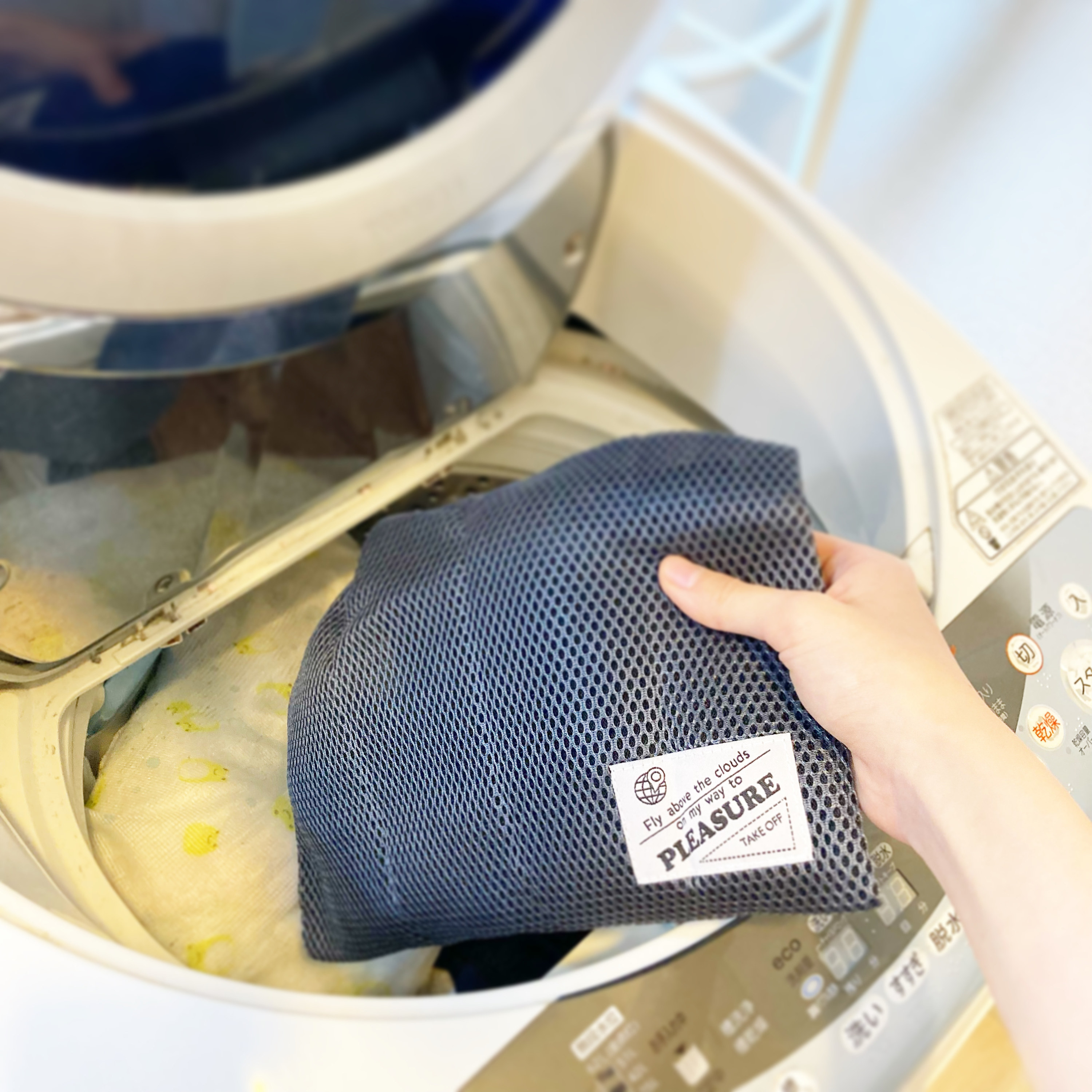 DAISO（ダイソー）の便利アイテム「旅する洗濯ネット（ダブルメッシュ、巾着型、30cm×35cm×1cm、BKNV）」