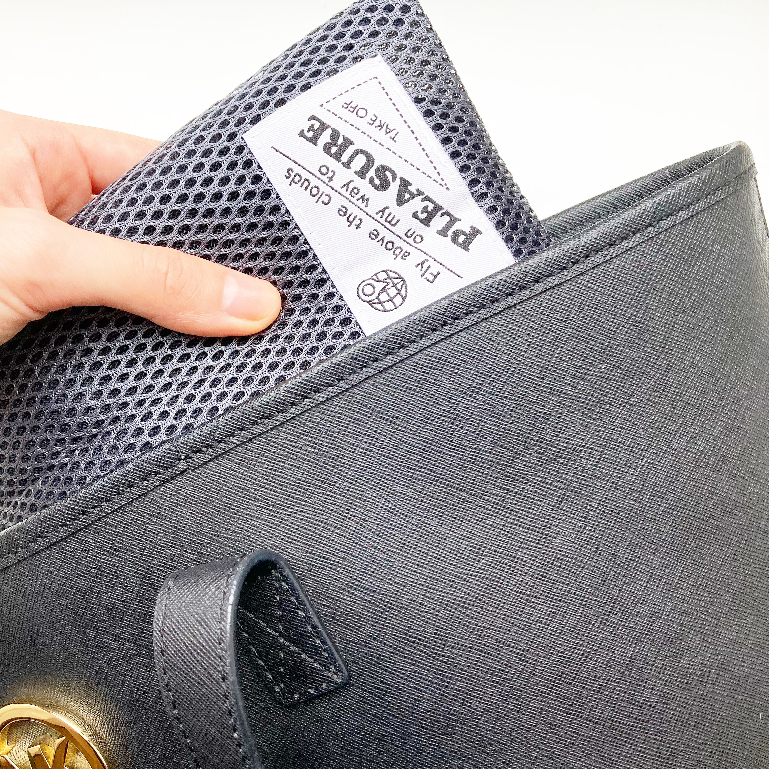 DAISO(ダイソー)の便利アイテム「旅する洗濯ネット(ダブルメッシュ、巾着型、30cm×35cm×1cm、BKNV)」