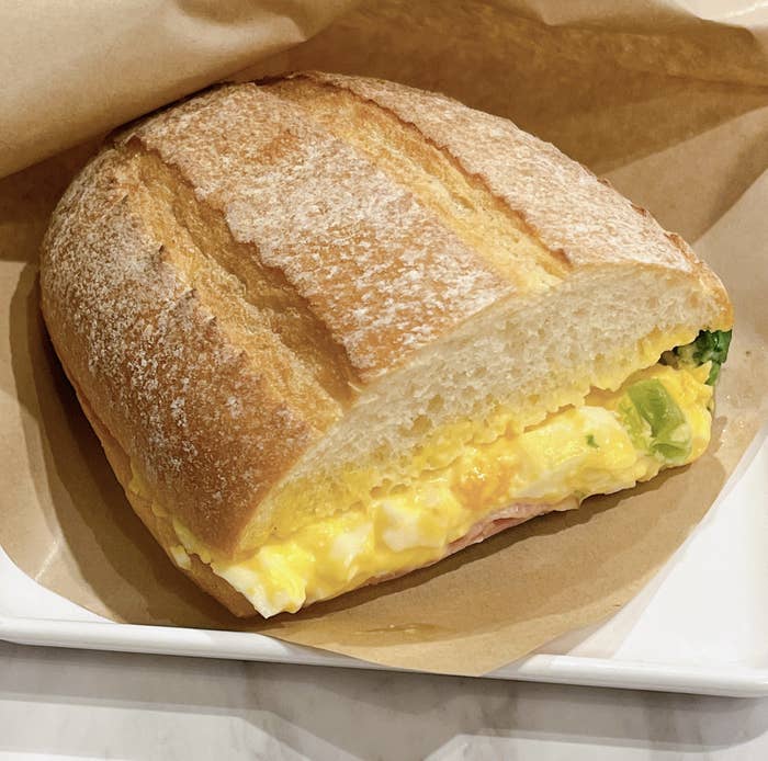サンマルクカフェのおすすめのメニュー「ホットサンドセット ベーコンエッグ」
