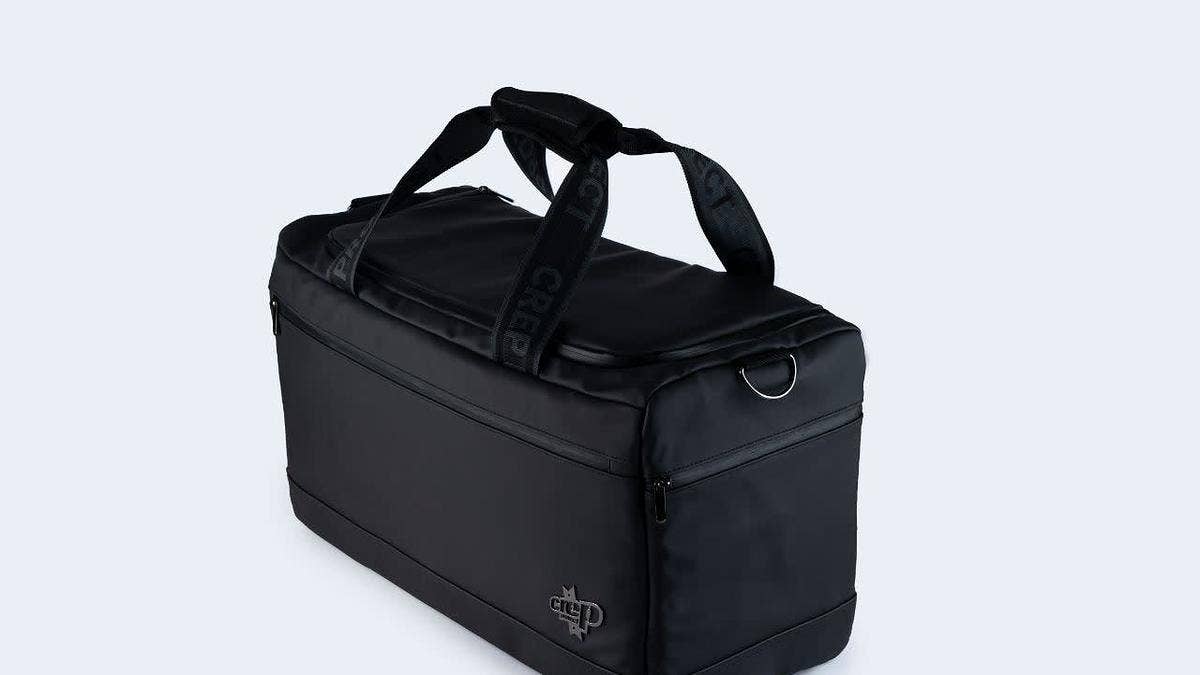 Made to hold up to four pairs of sneakers, CP stays ahead of the game with a premium duffle-style bag delivering durability, shoe care and elite style. 