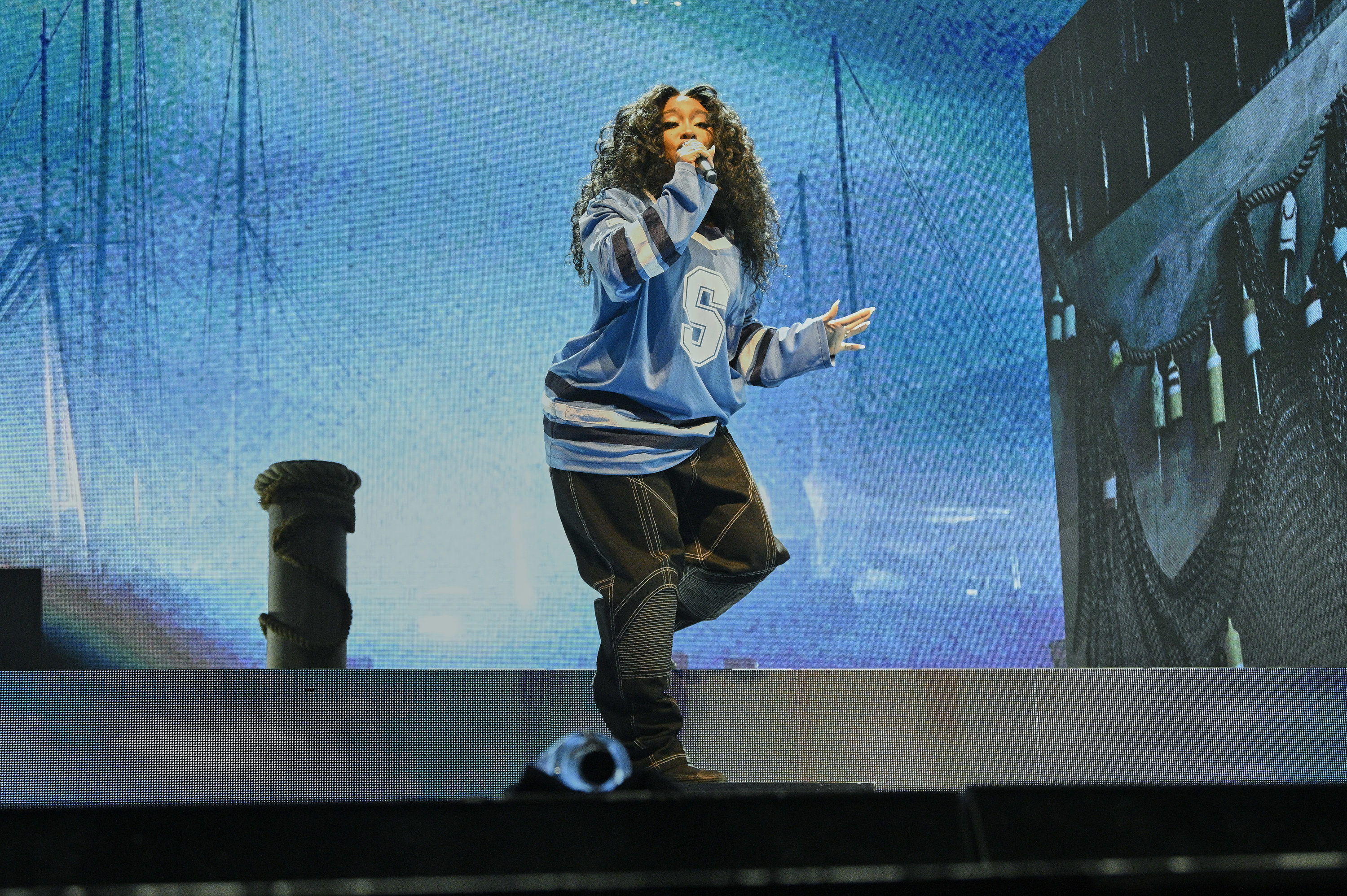 SZA performing