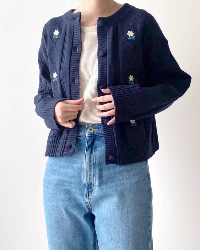 GU】人気カラーはオンライン完売！花の刺繍がかわいい「レトロトップス  