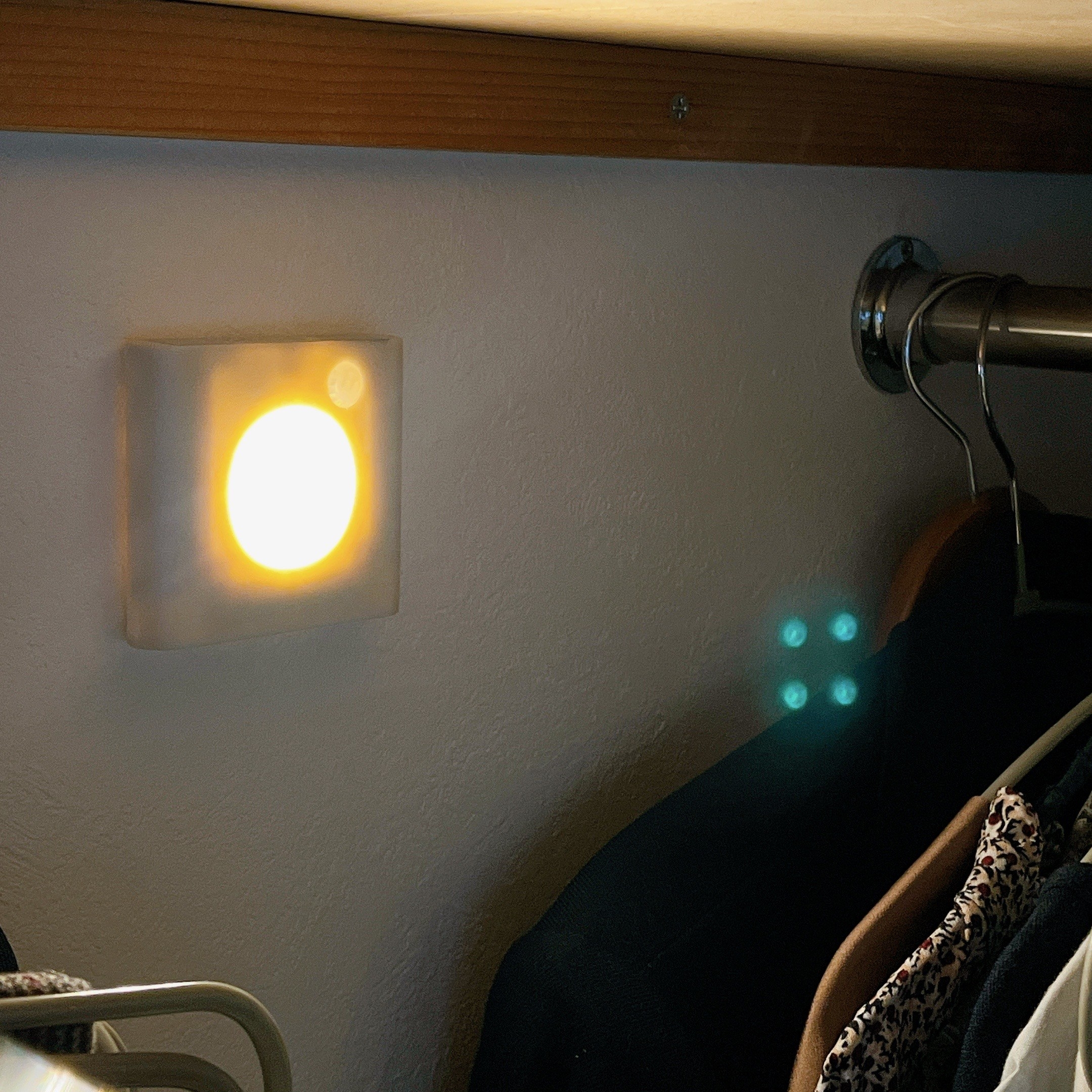 IKEA（イケア）のおすすめの便利アイテム「OLEBY オーレビー ワードローブ照明 センサー付き 2ピース」