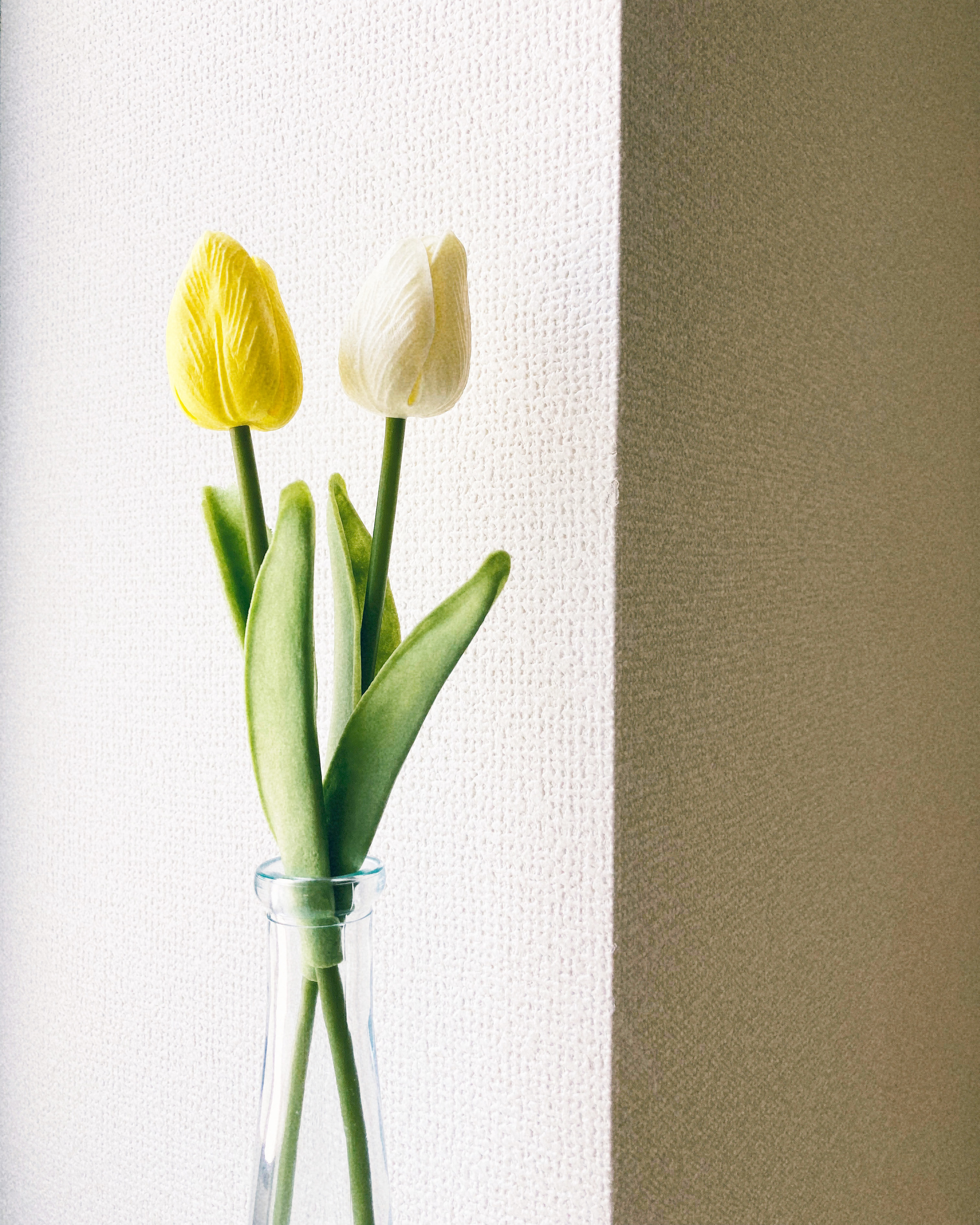 CanDo(キャンドゥ)の高見えインテリア「アートフラワーチューリップ 白・黄色」