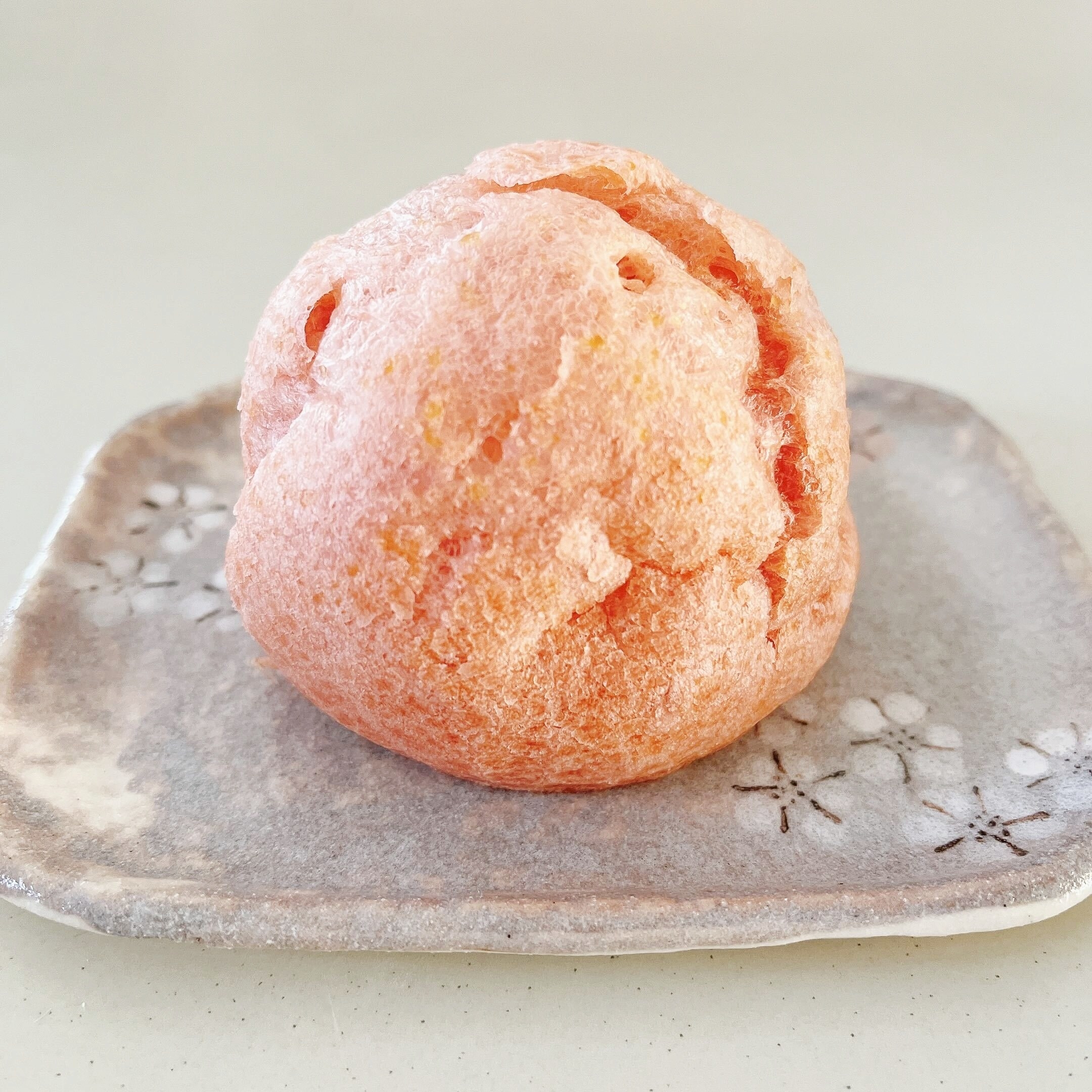 セブン限定】クリームが溢れ出しそう！ふわモチ食感の「雲みたいな